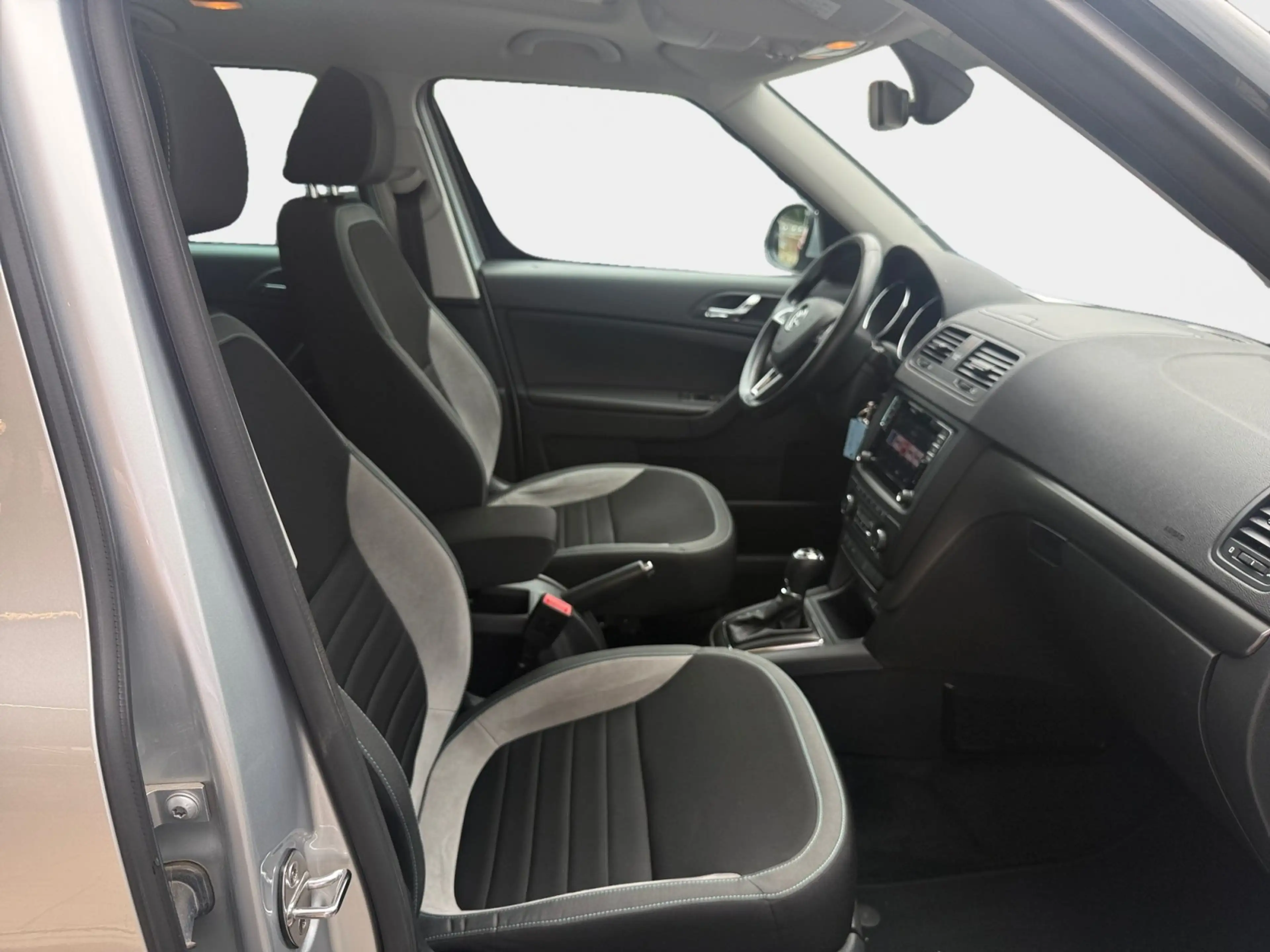 Skoda Yeti 2.0 TDI Joy 4x4 Green tec 2xKlima AUT LM SD — photo 12