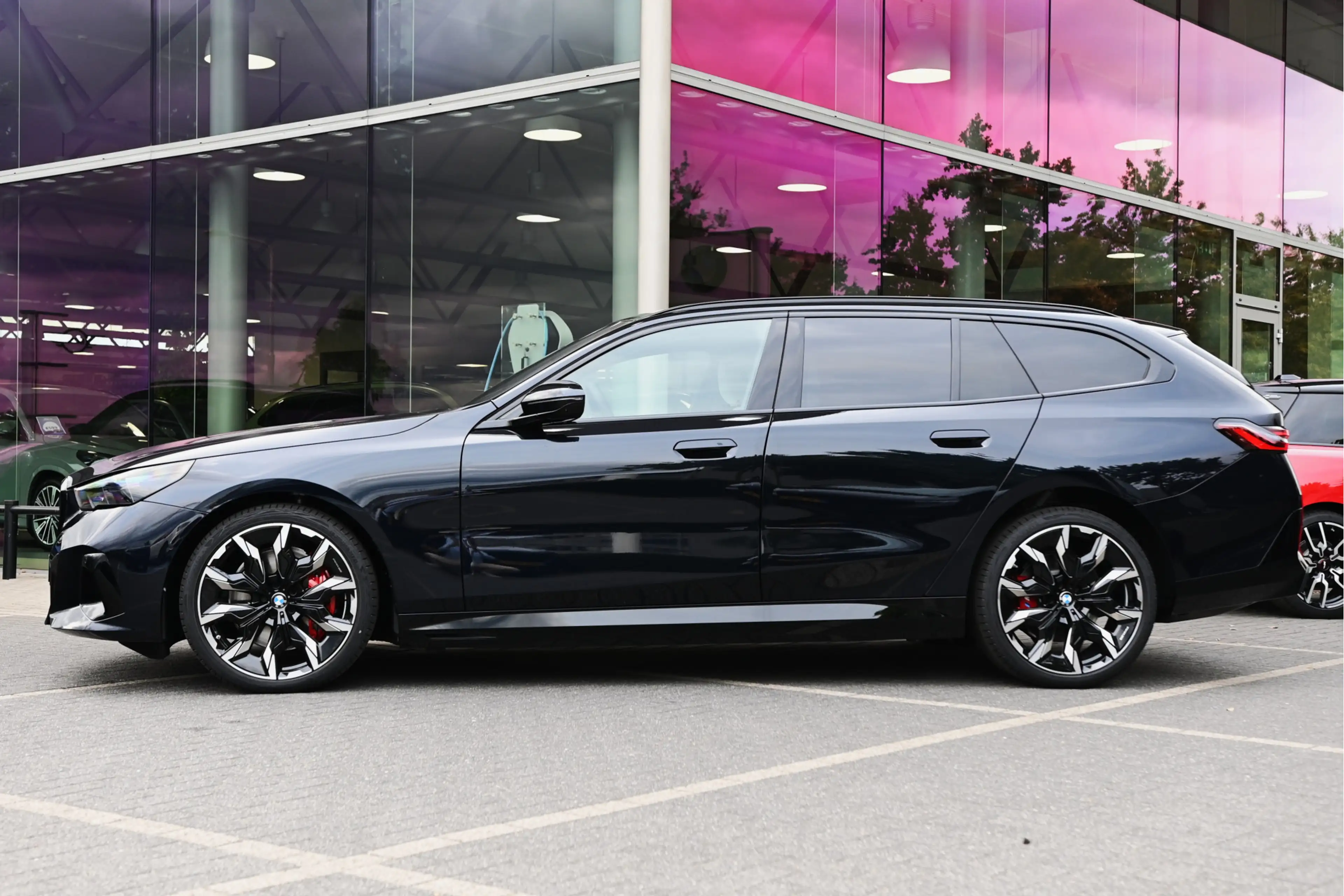 BMW i5 Touring eDrive40 M Sport / Panoramadak / Trekhaak — photo 2