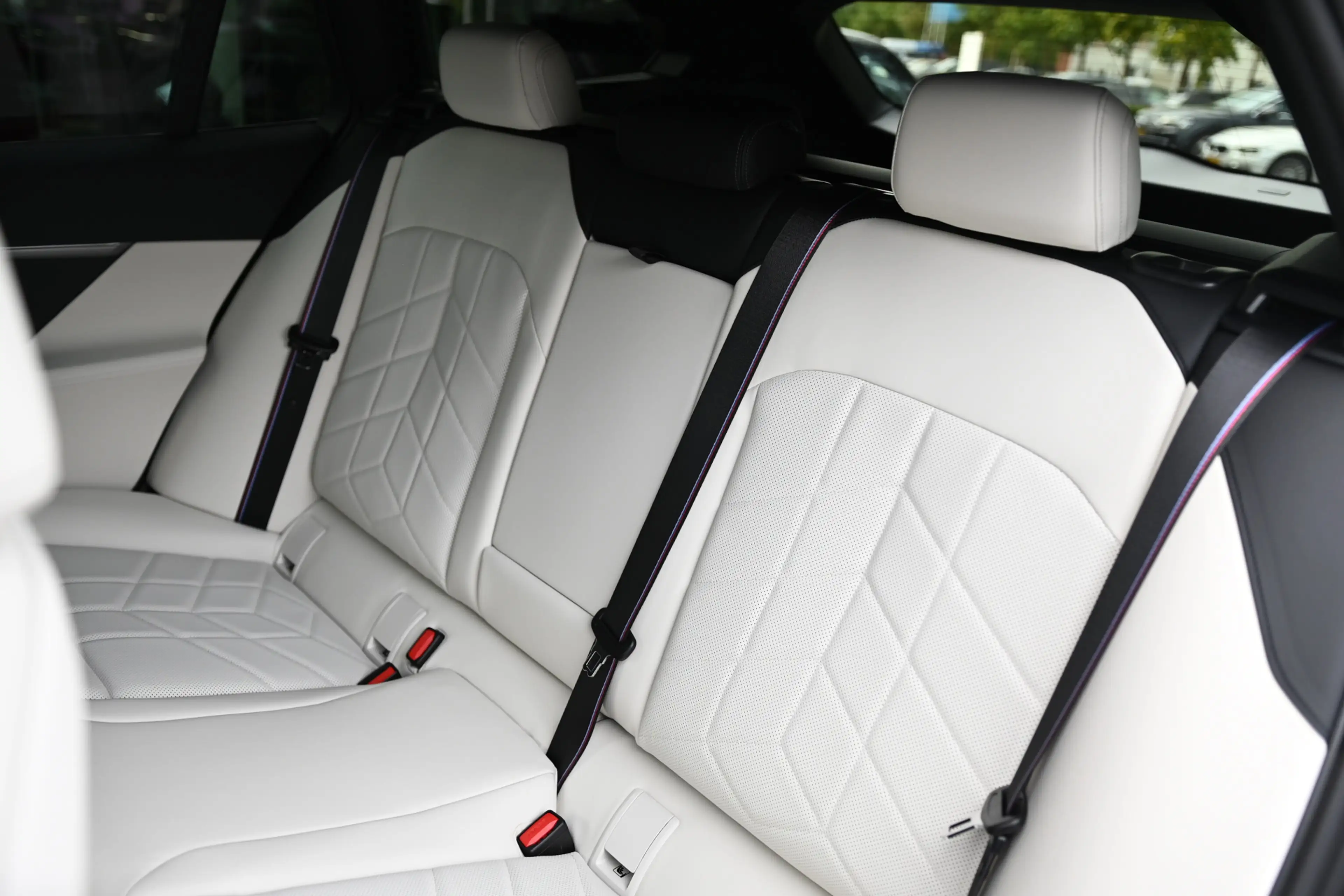 BMW i5 Touring eDrive40 M Sport / Panoramadak / Trekhaak — photo 13