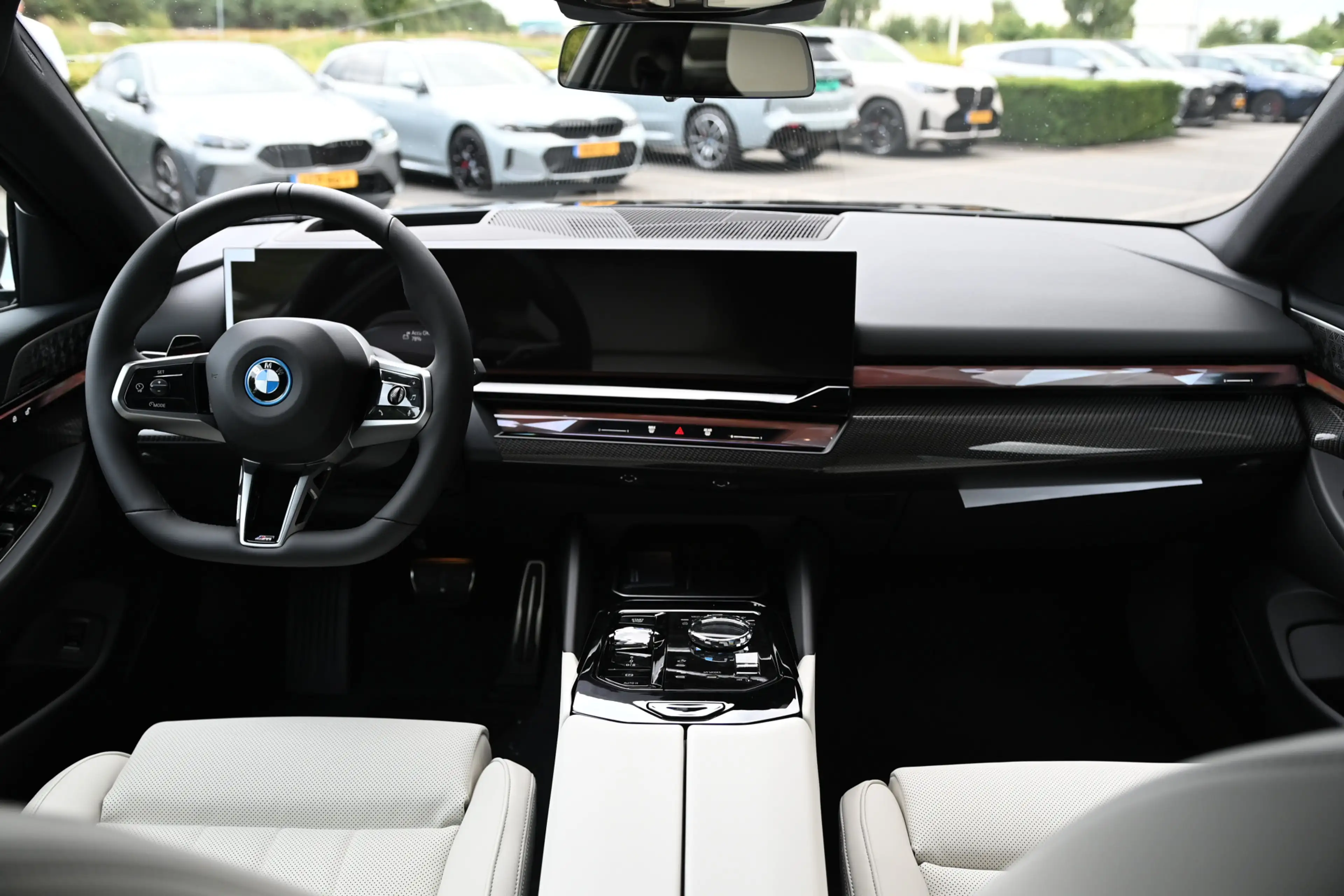 BMW i5 Touring eDrive40 M Sport / Panoramadak / Trekhaak — photo 3
