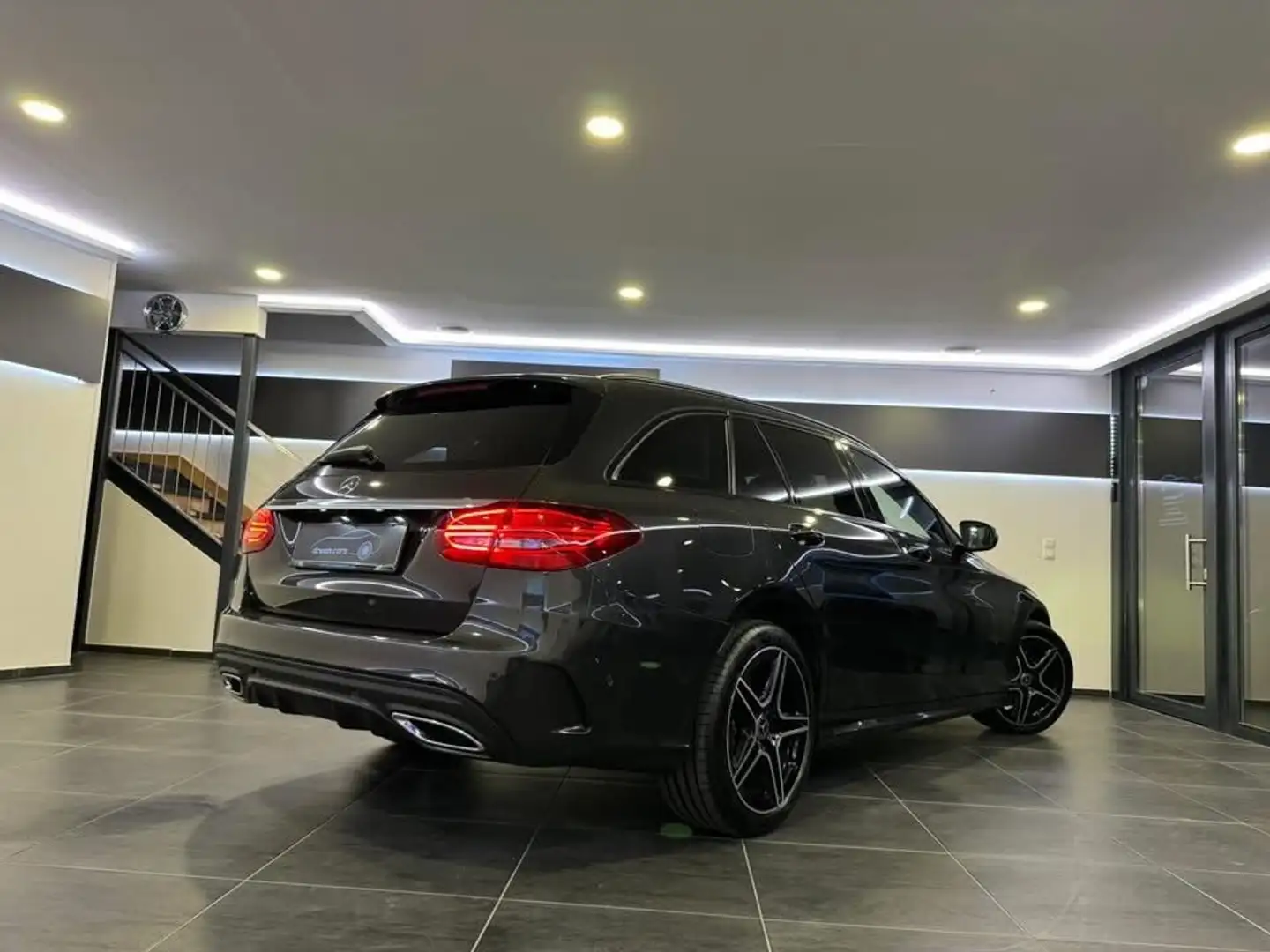 Mercedes-Benz C 200 d T AMG Line Aut. / NIGHT PAKET / STANDHEIZUNG / Šedá - 2