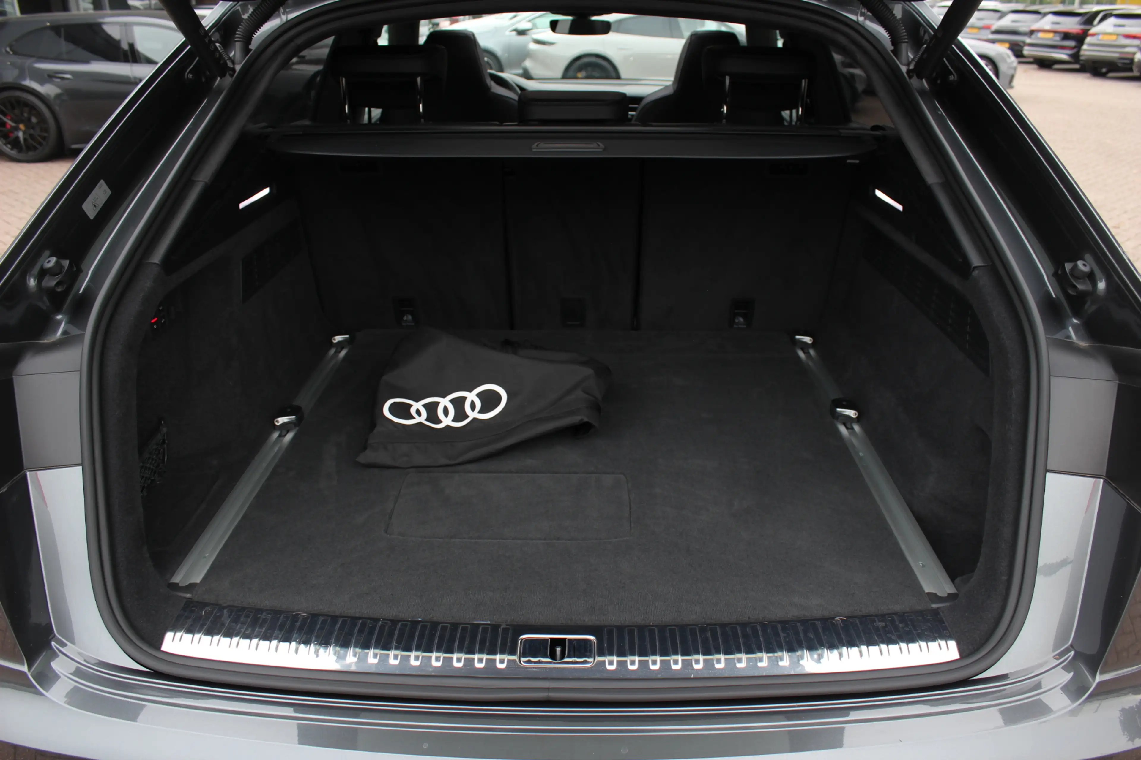 Audi Q8 60 TFSI e quattro Pro Line S Competition / Trekhaa — photo 16
