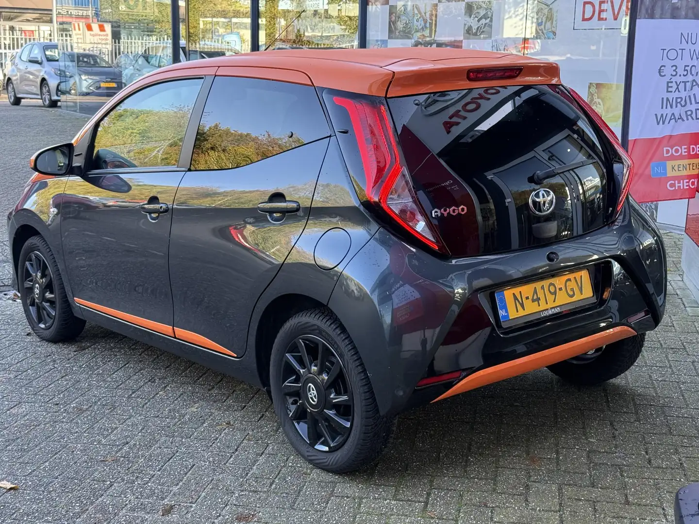 Toyota Aygo 1.0 VVT-i TeamNL Grijs - 2