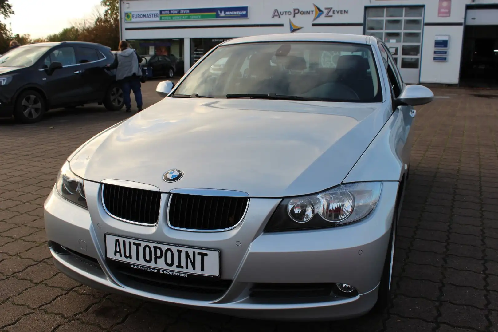 BMW 320 i Argent - 1