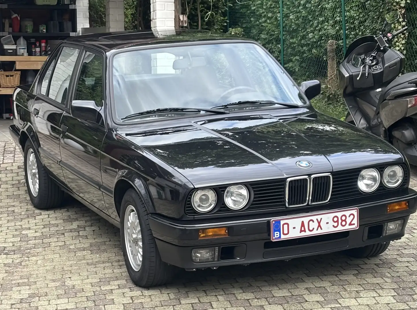 BMW 320 BMW 320i E30 4 portes (ancêtre) - 1