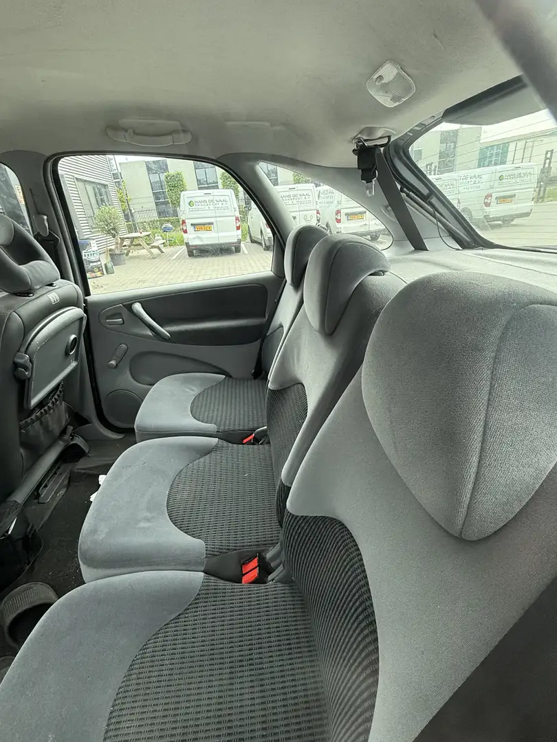 Citroen Xsara Picasso 1.6i-16V Caractère Grijs - 1