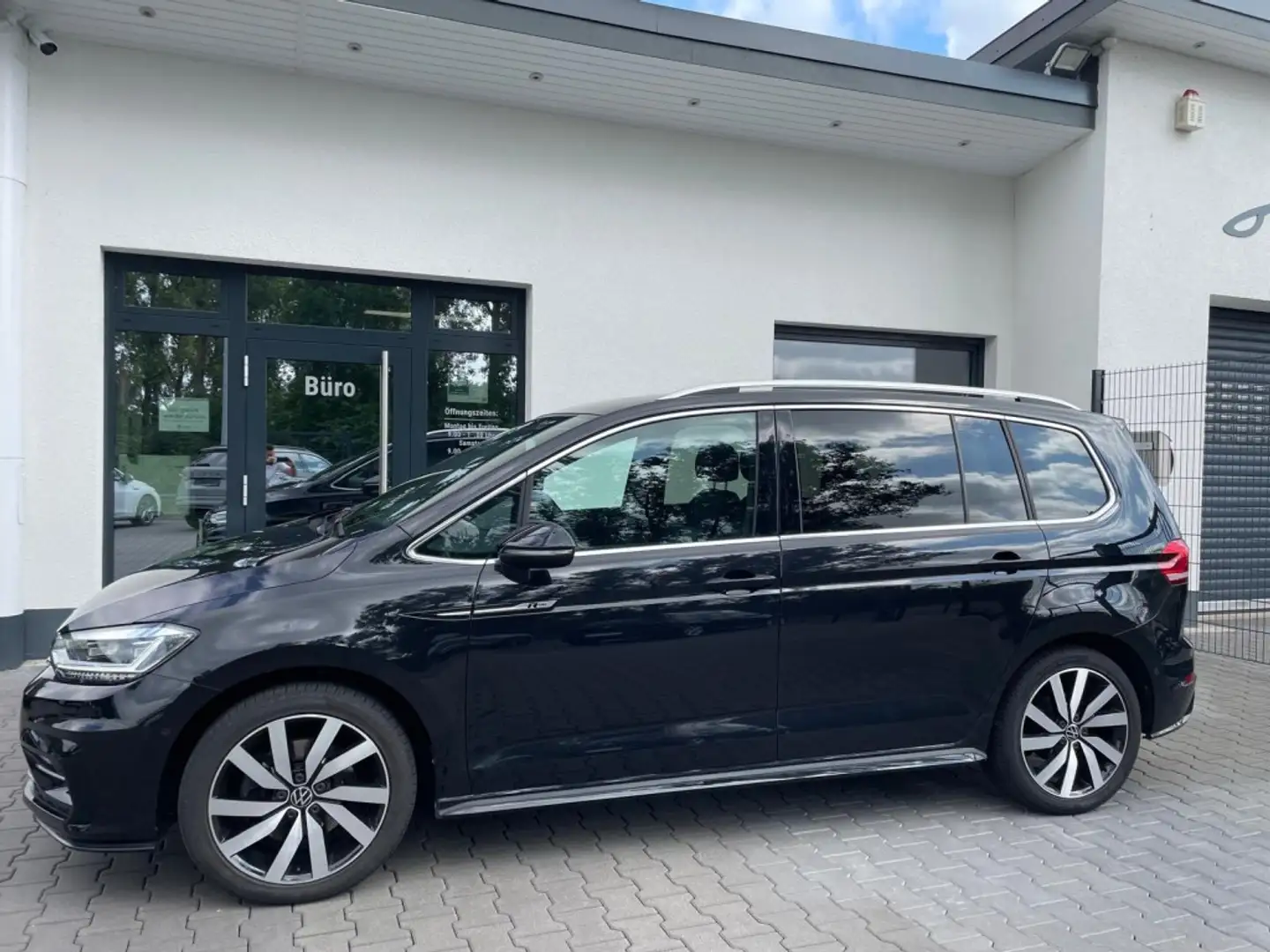 Volkswagen Touran Highline R-Line LED- Navi-AHK- 7 Sitze - 2