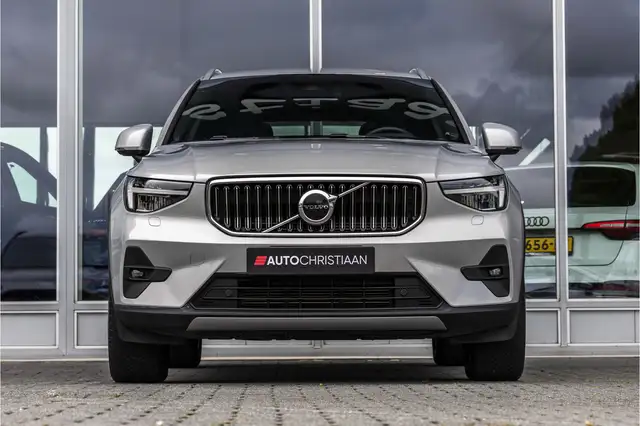 Volvo XC40 view 3
