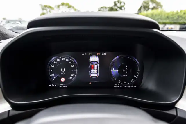 Volvo XC40 view 8