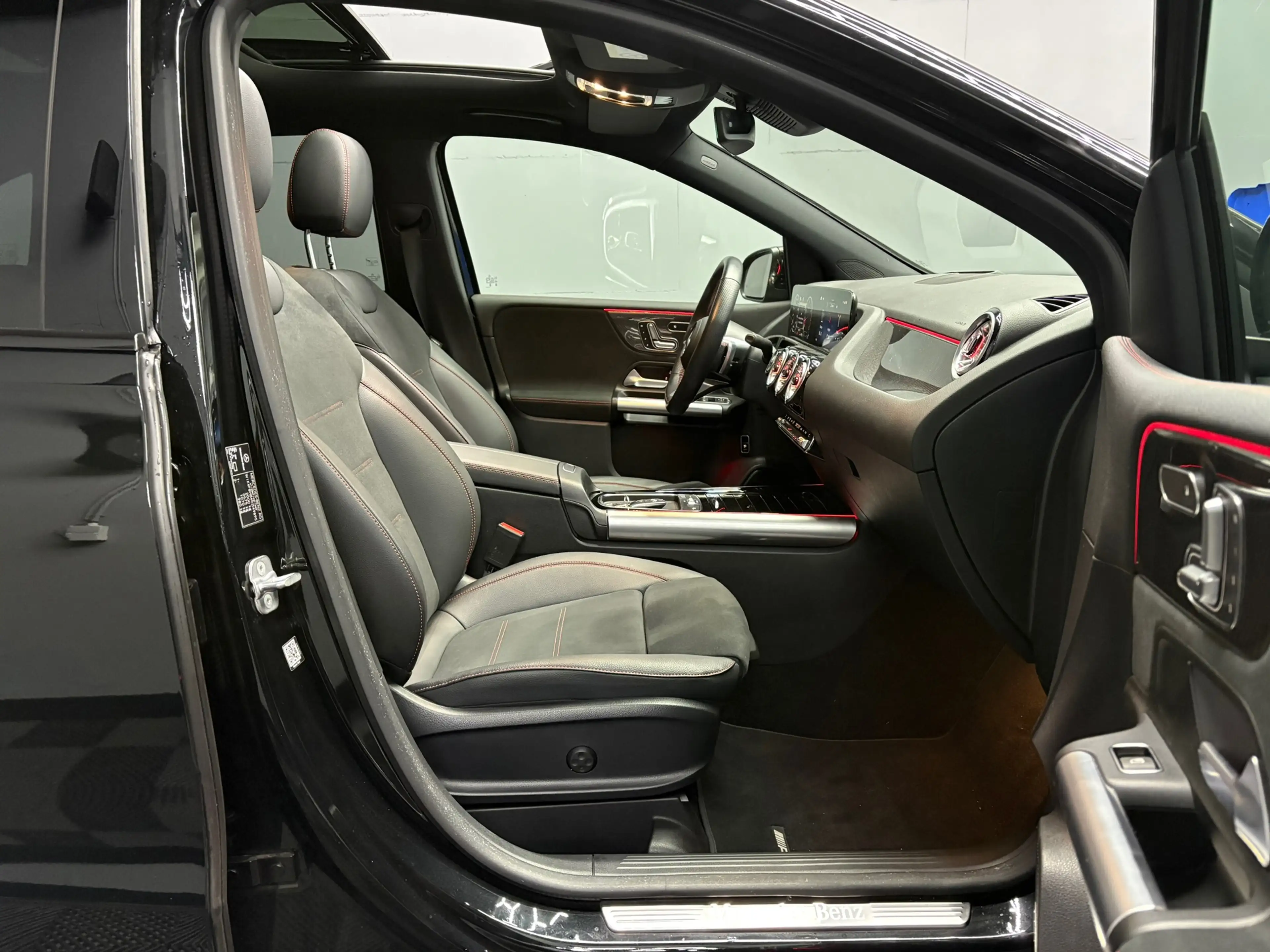 Mercedes-Benz B 200 AMG PANO — photo 10