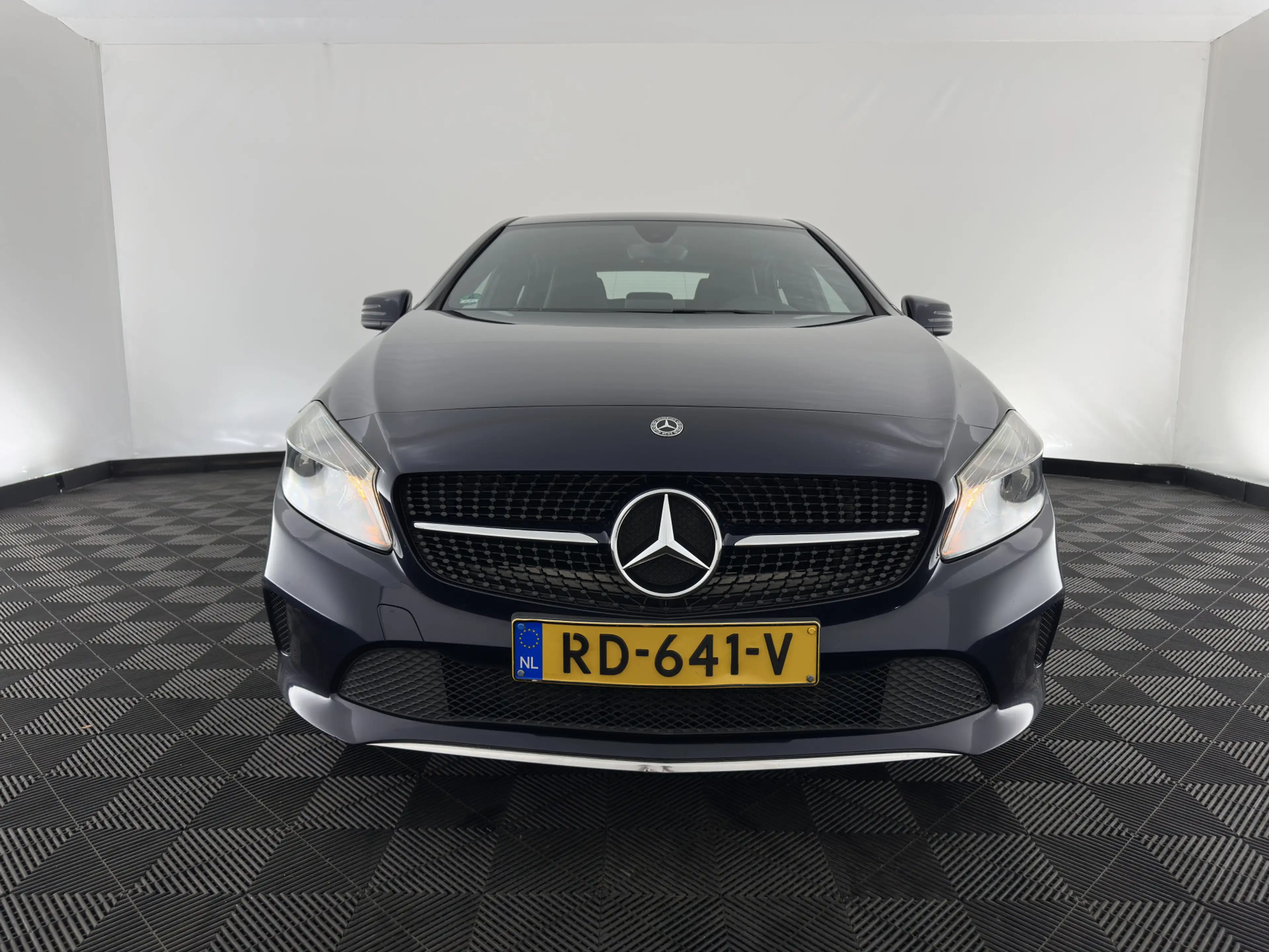 Mercedes-Benz A 180 d Business Solution Aut. *LEATHER-FABRIC | NAVI-FU — photo 2