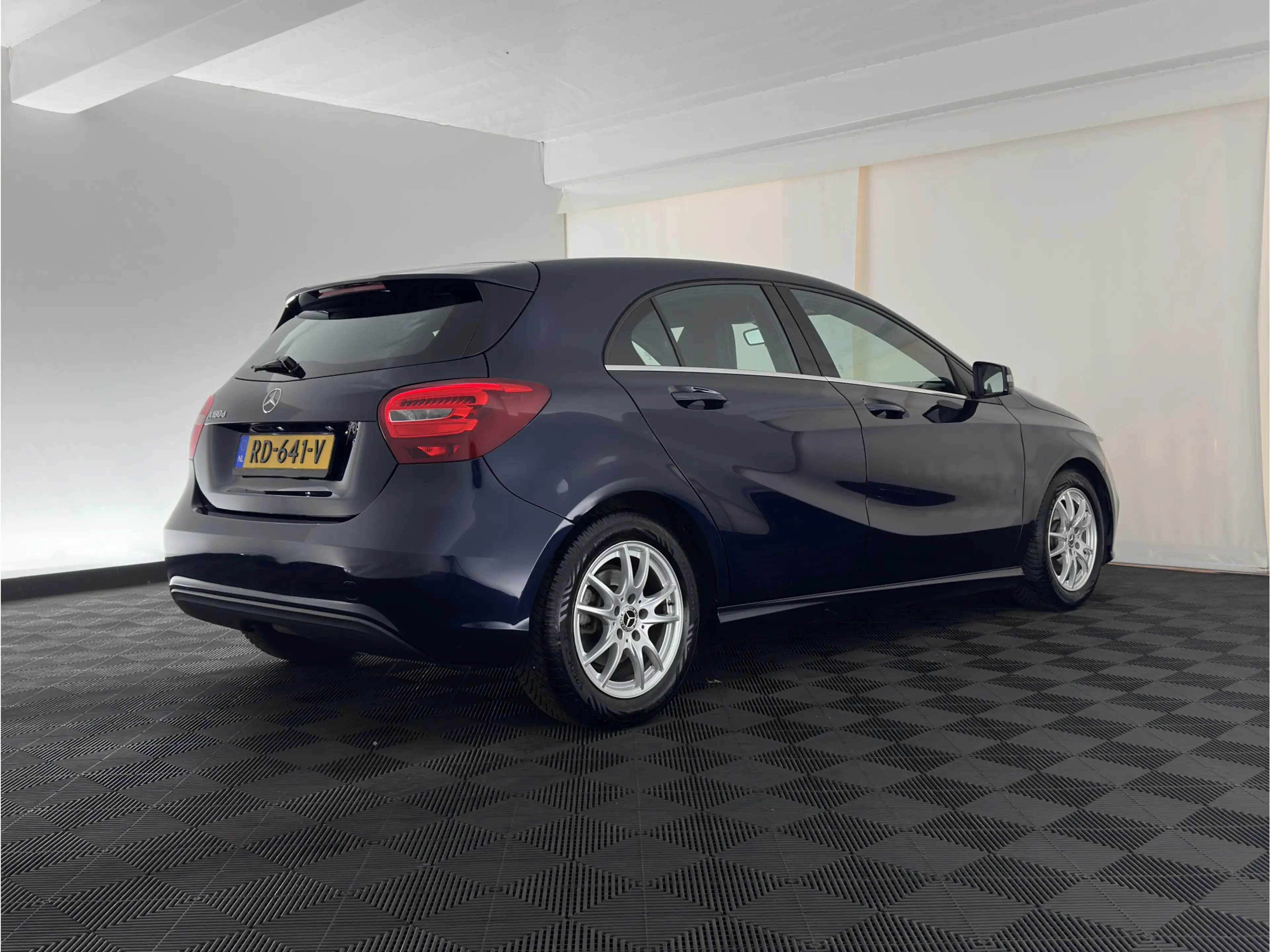 Mercedes-Benz A 180 d Business Solution Aut. *LEATHER-FABRIC | NAVI-FU — photo 6