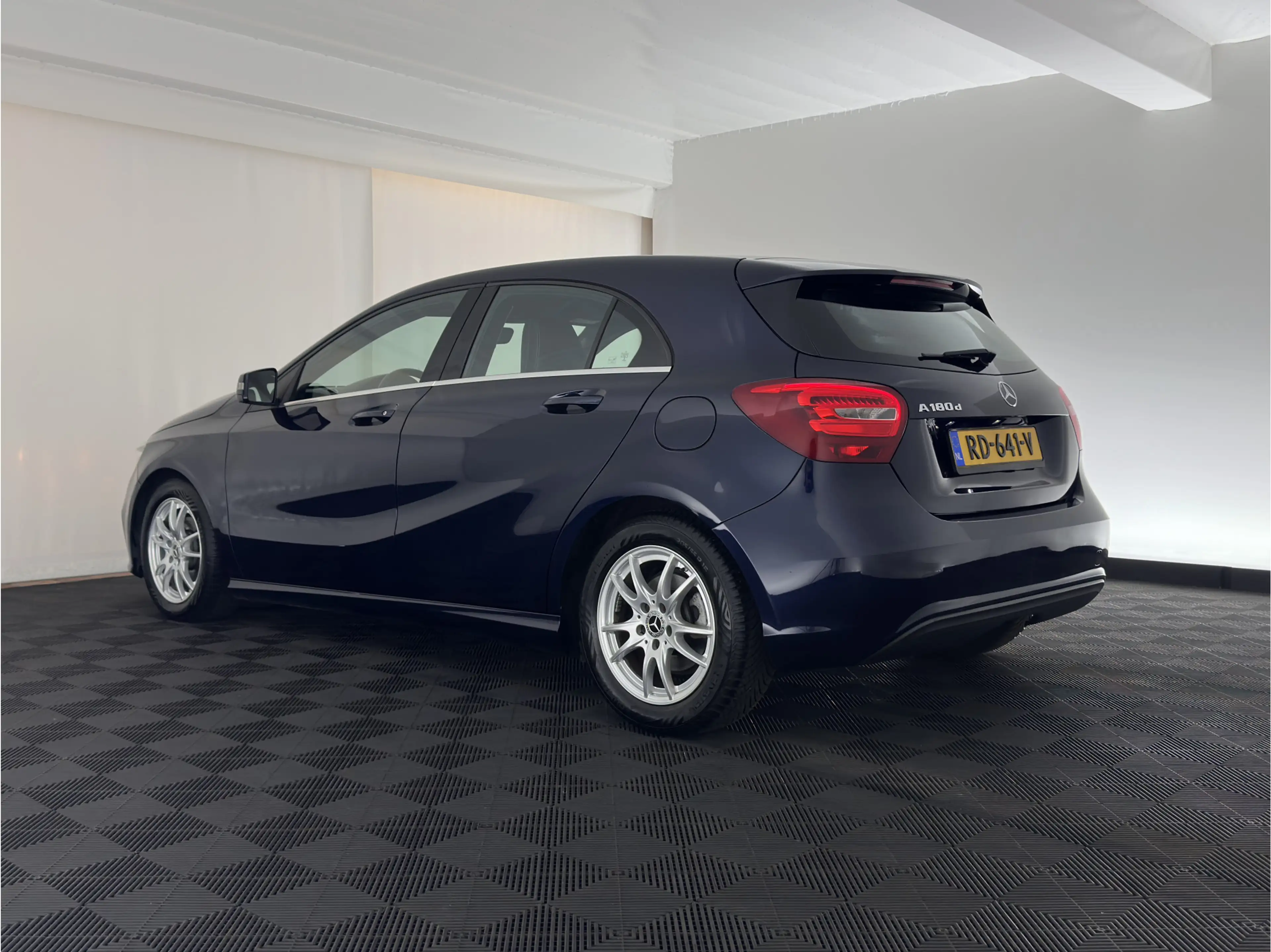 Mercedes-Benz A 180 d Business Solution Aut. *LEATHER-FABRIC | NAVI-FU — photo 4