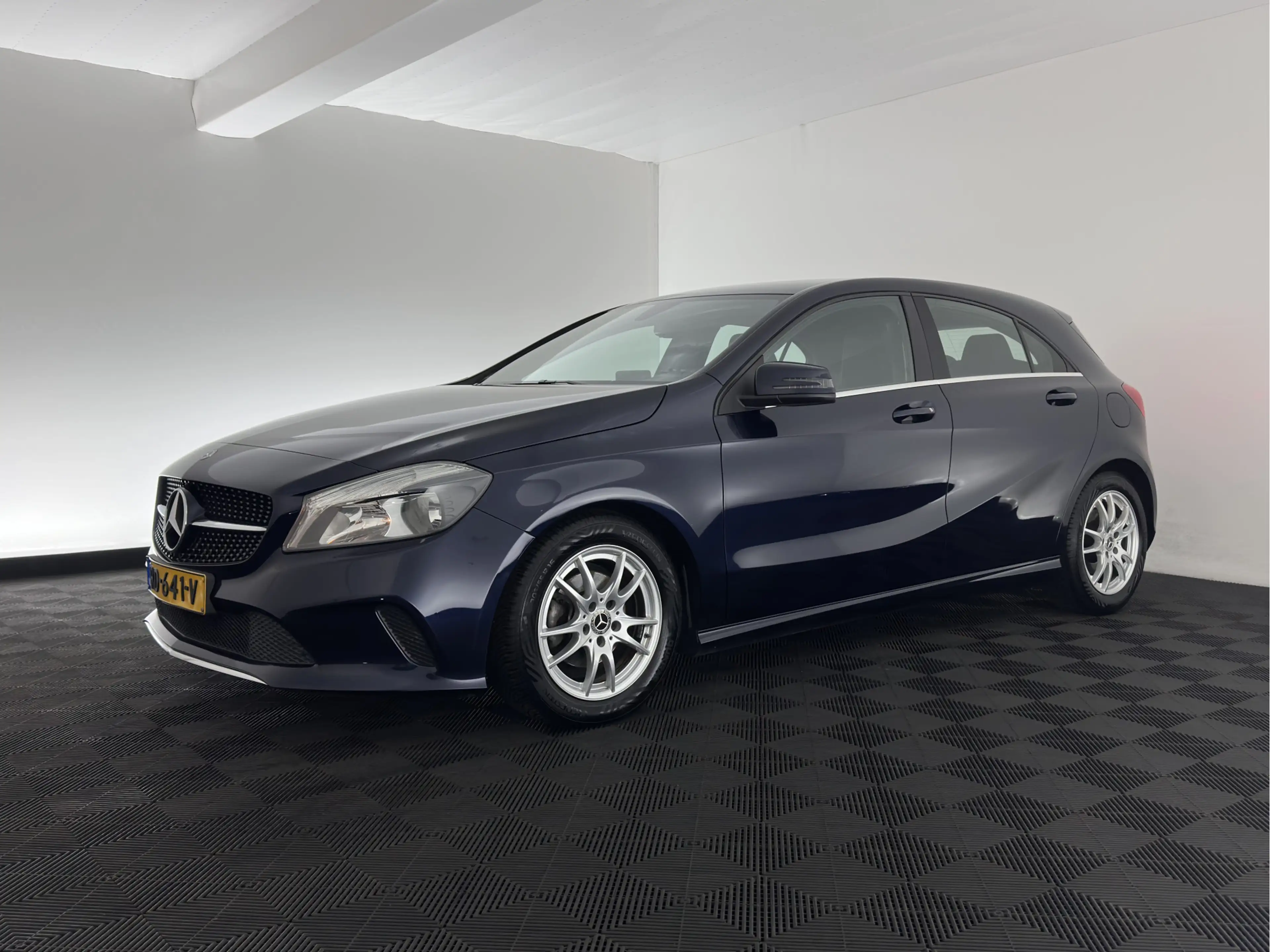 Mercedes-Benz A 180 d Business Solution Aut. *LEATHER-FABRIC | NAVI-FU — photo 3