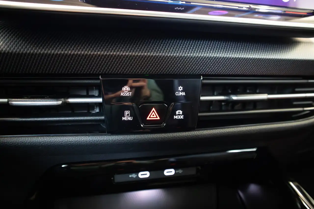 Volkswagen Golf 1.5 ETSI DSG R-LINE, PANO, CAMERA, DAB, LED, ADAPT CRUISE, миниатюра 17