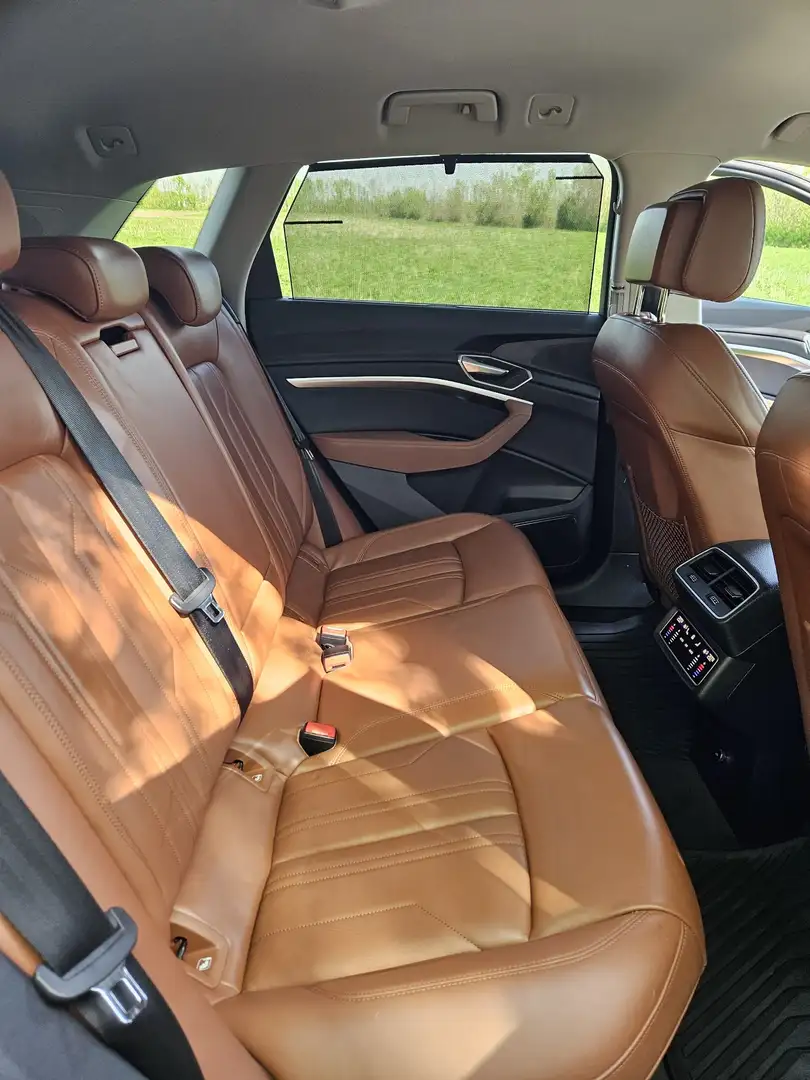 Audi SQ8 e-tron e tron 55 Business Blau - 1