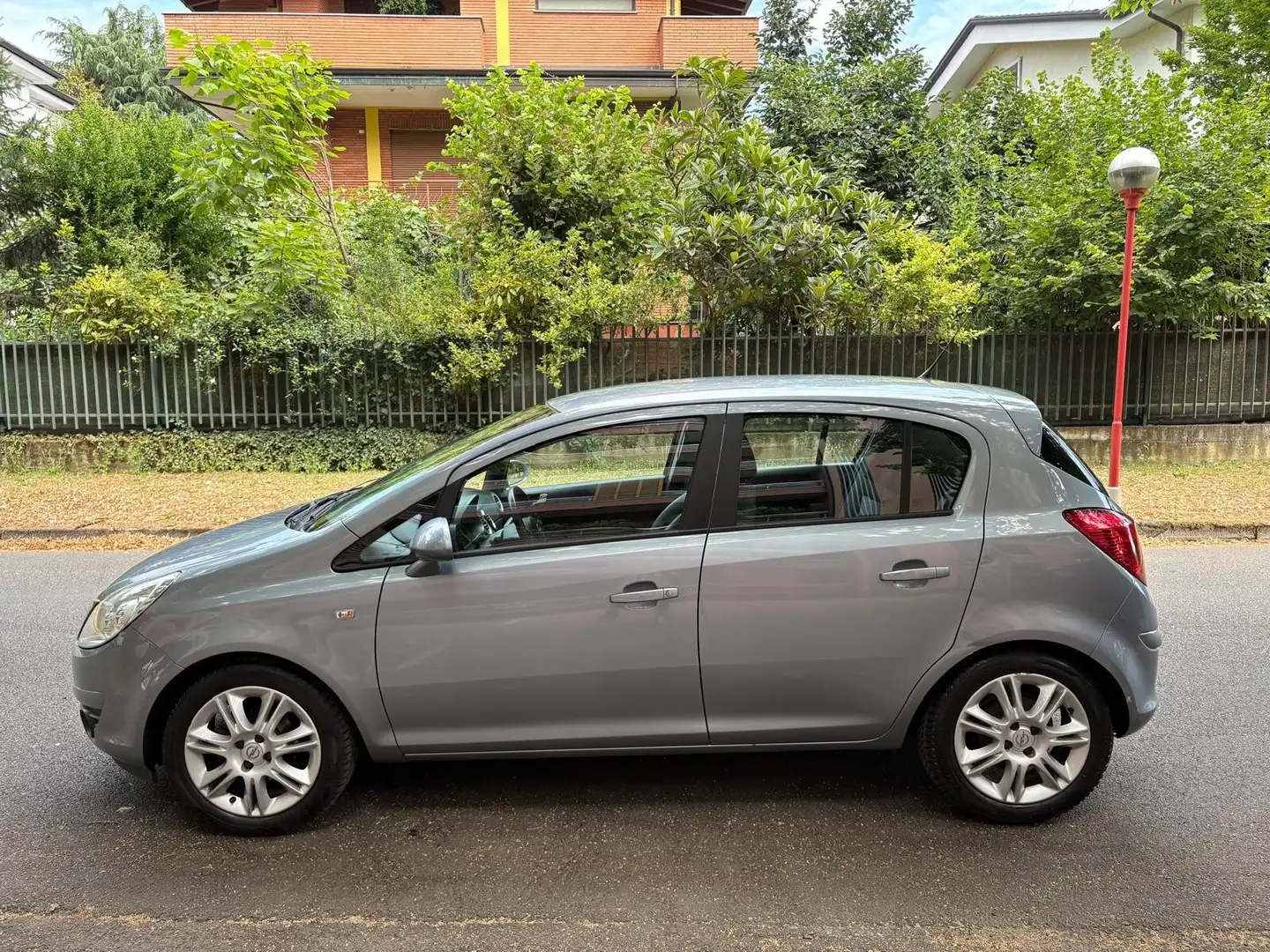 Opel Corsa 1.2 5 porte Cosmo Gris - 2