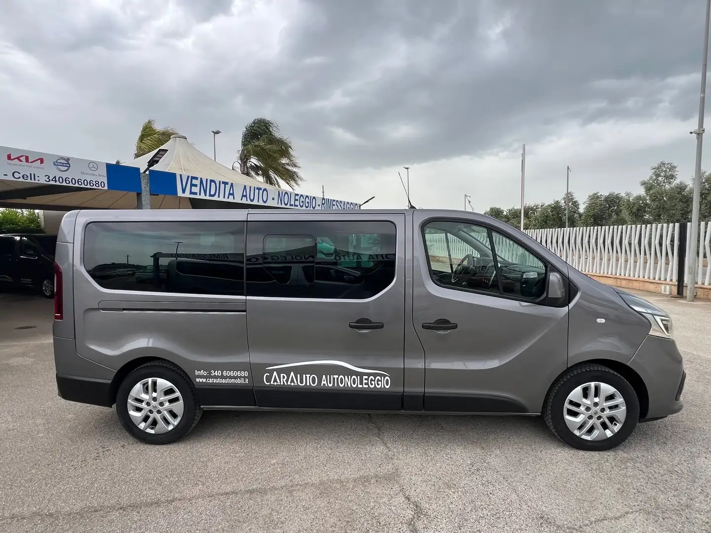Renault Trafic Grijs - 2