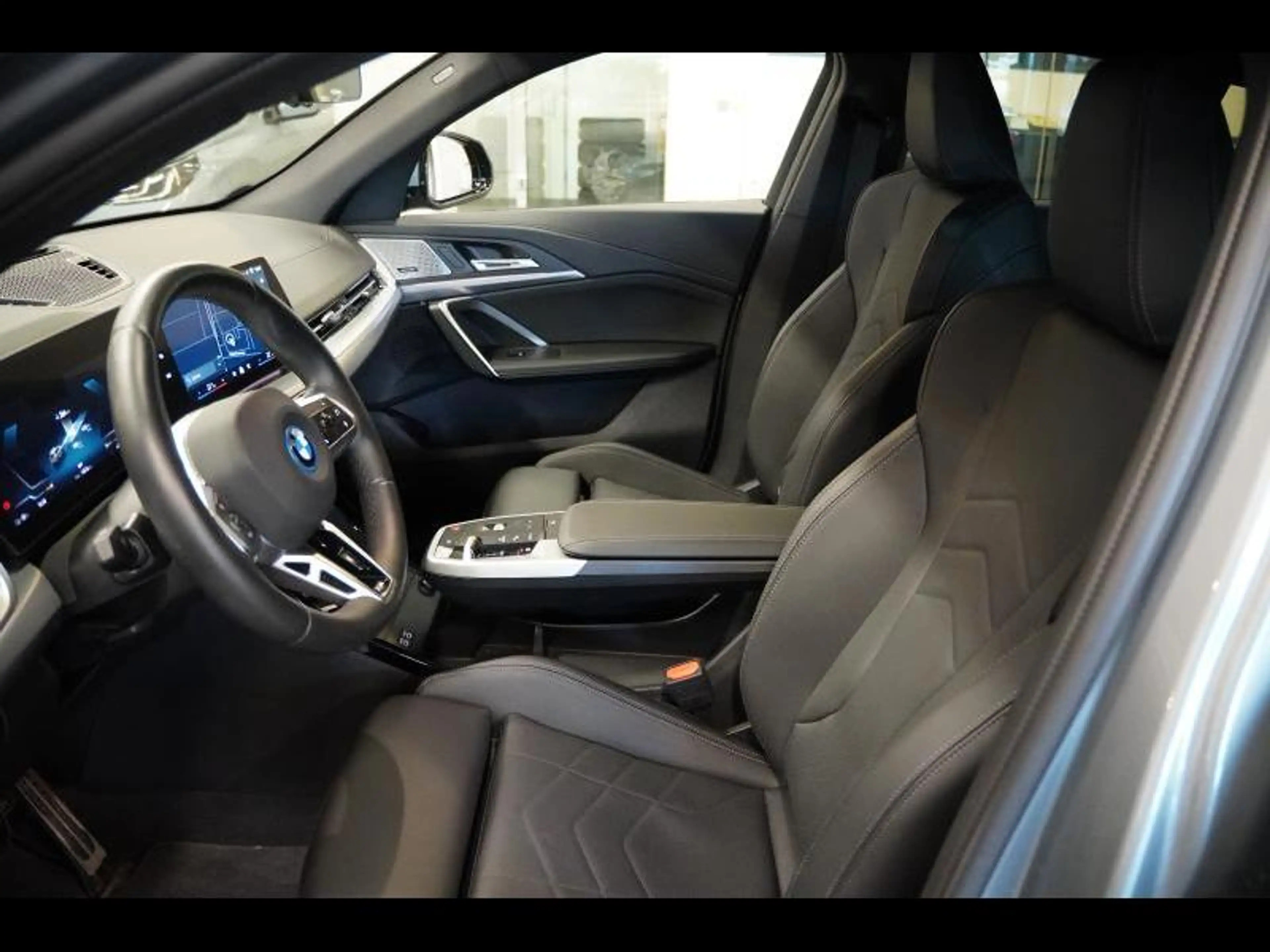 BMW iX2 30 M PACK HARMANKARDON TREKHAAK DRIVE ASSIST PLUS — photo 9