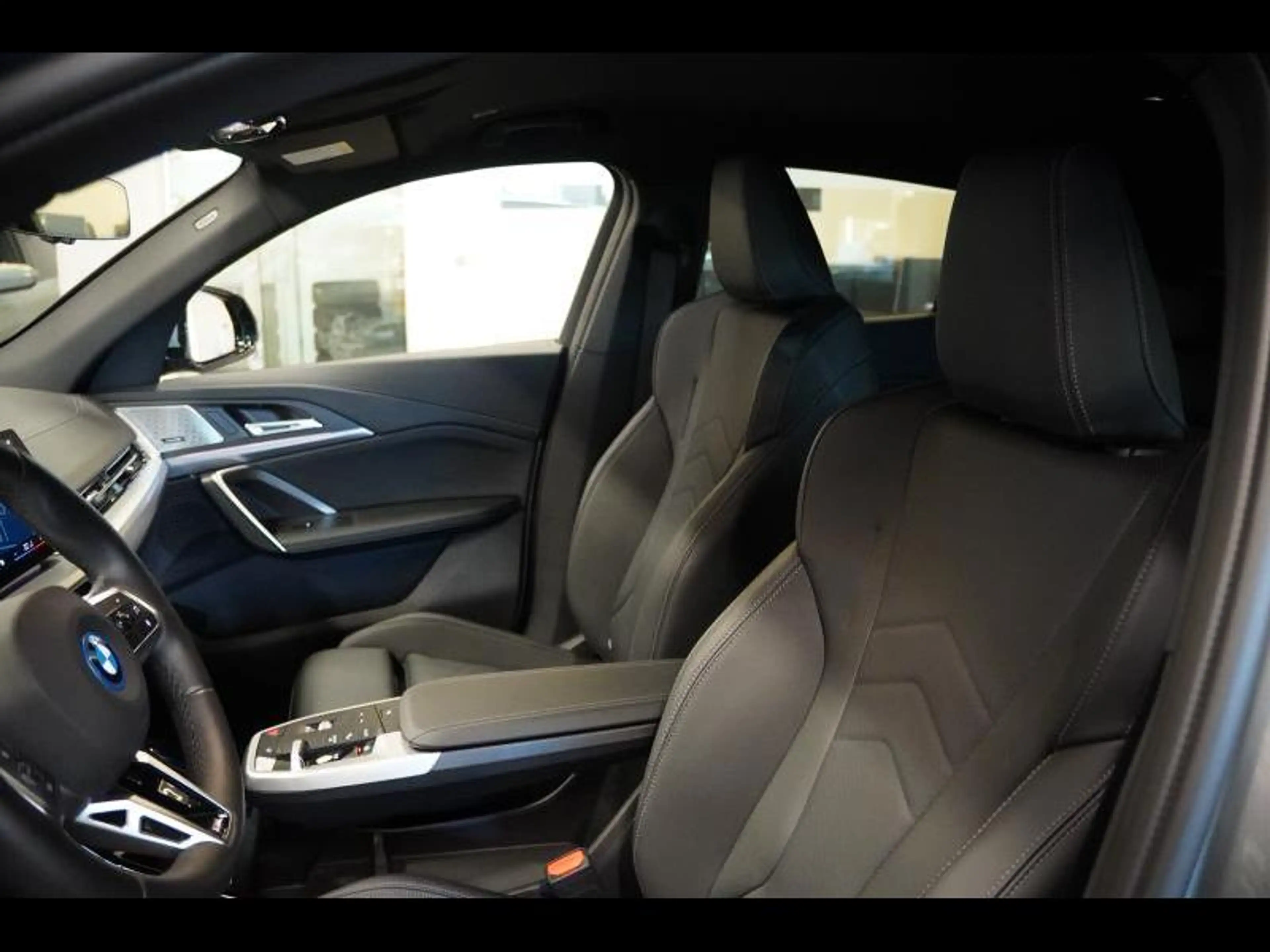 BMW iX2 30 M PACK HARMANKARDON TREKHAAK DRIVE ASSIST PLUS — photo 10