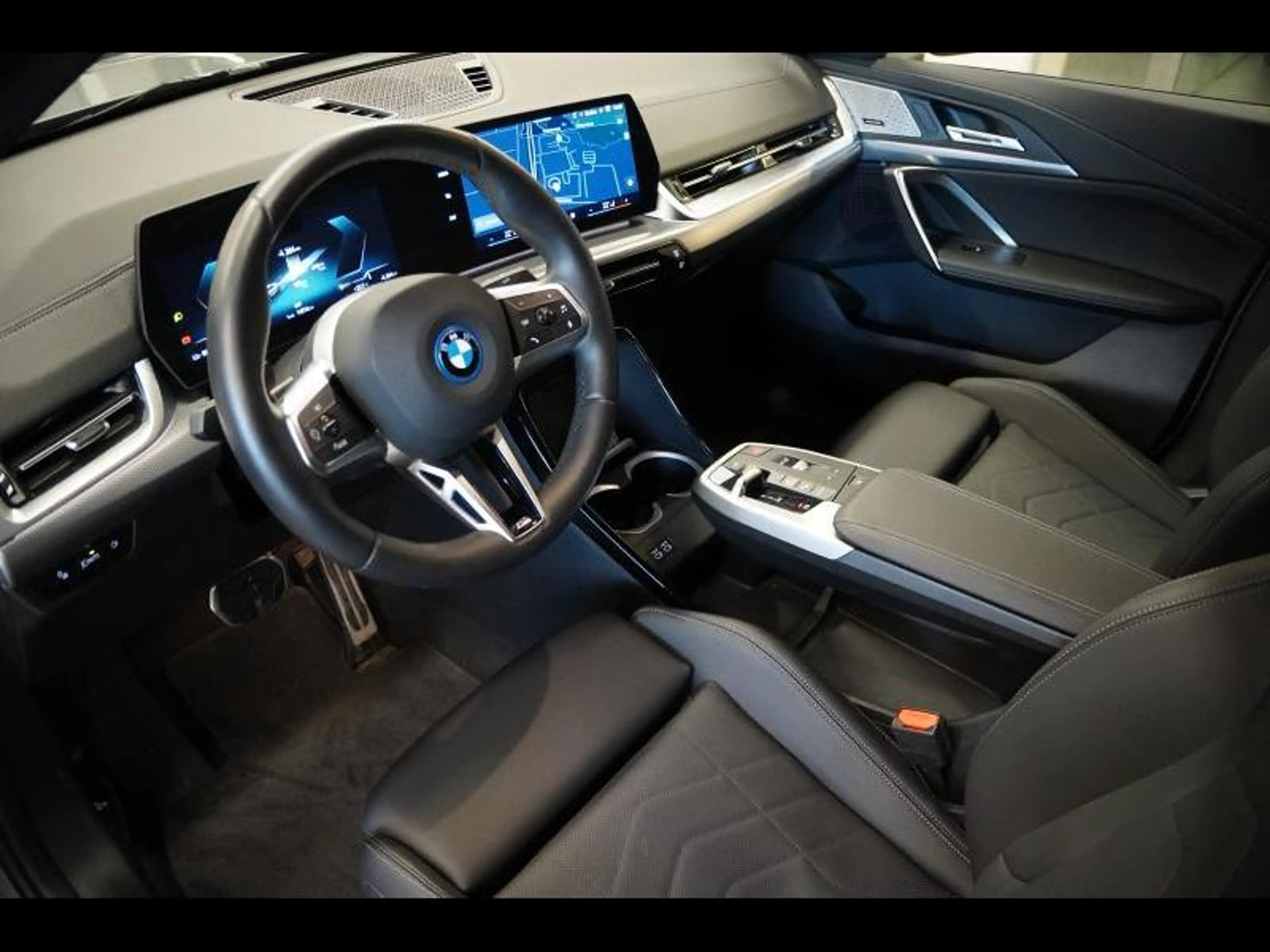 BMW iX2 30 M PACK HARMANKARDON TREKHAAK DRIVE ASSIST PLUS — photo 6