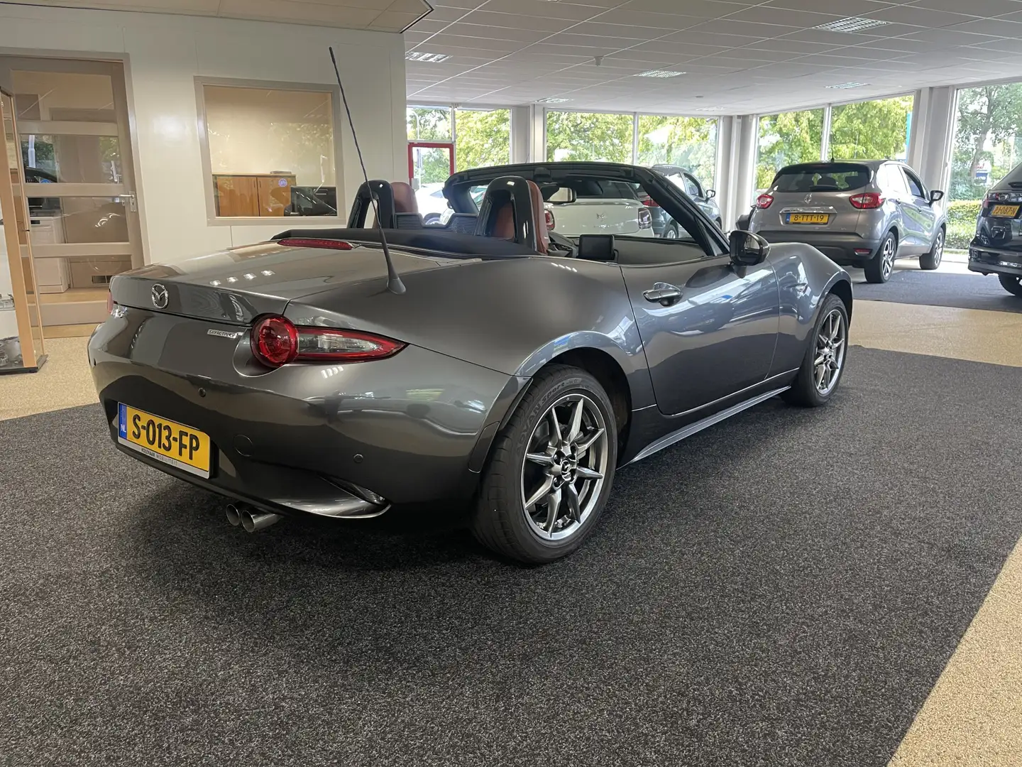 Mazda MX-5 1.5 SkyActiv-G 132 Luxury super lage km stand Grijs - 2
