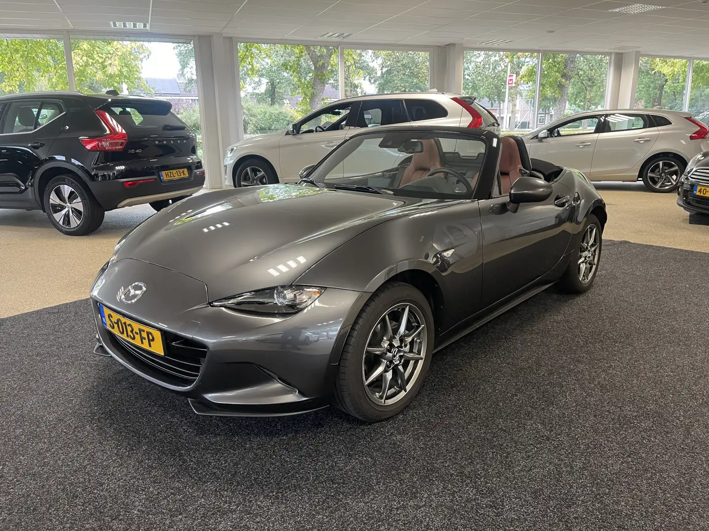 Mazda MX-5 1.5 SkyActiv-G 132 Luxury super lage km stand Grijs - 1