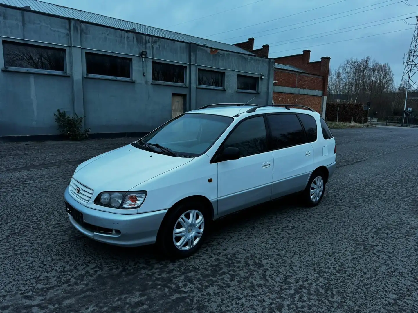 Toyota Picnic 2.2 diesel 7places AIRCO CLIMATISÉ Weiß - 1