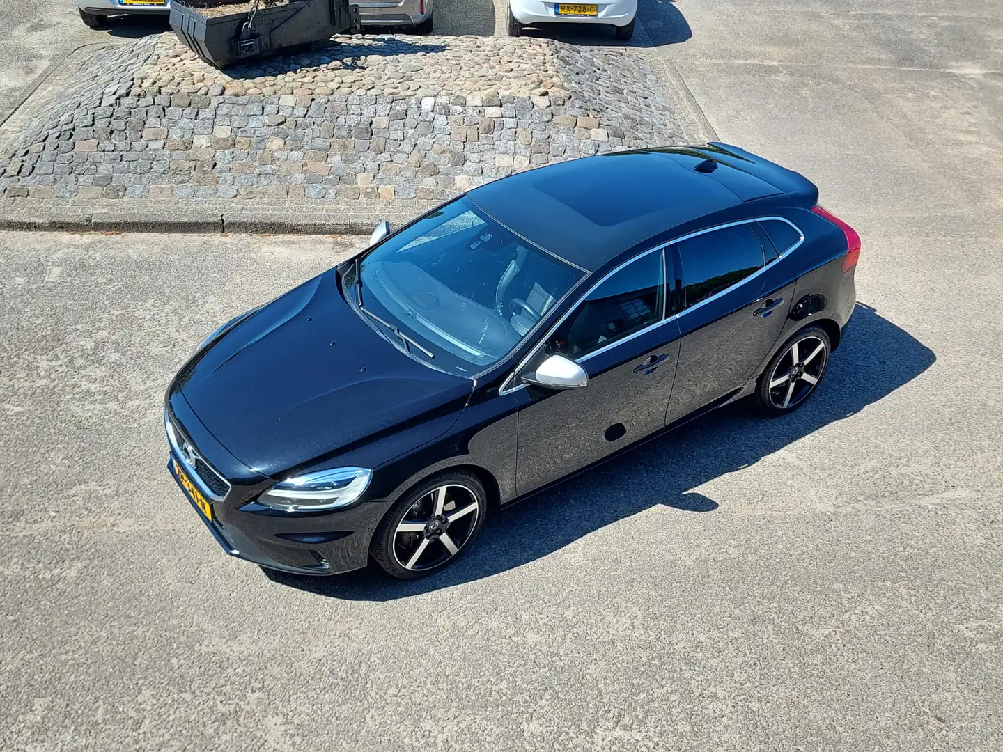 Volvo V40 1.5 T3 AUTOMAAT Polar+ Sport R DESIGN PANO DAK NAV Black - 2