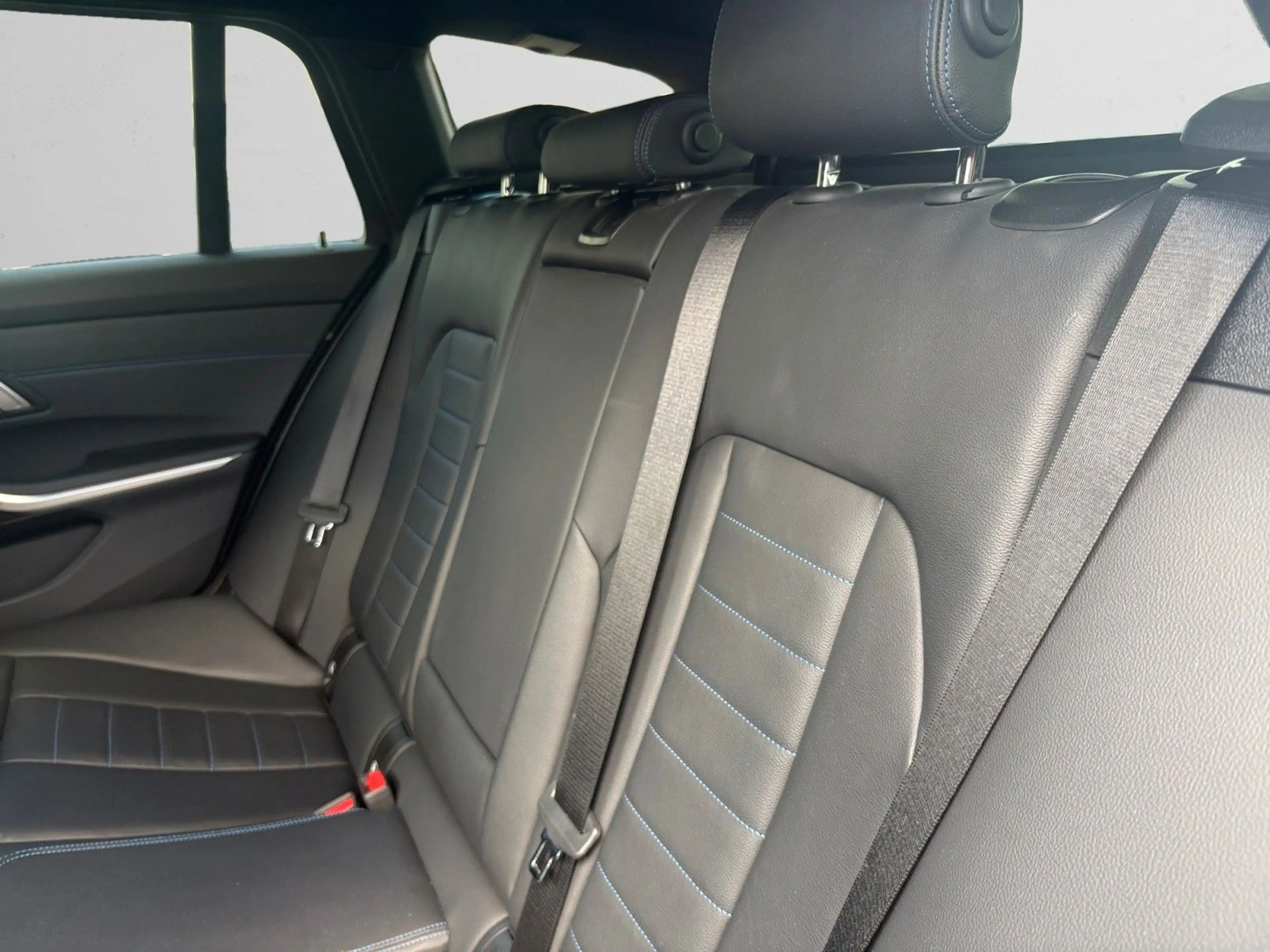 BMW 320 d M Sport T — photo 14