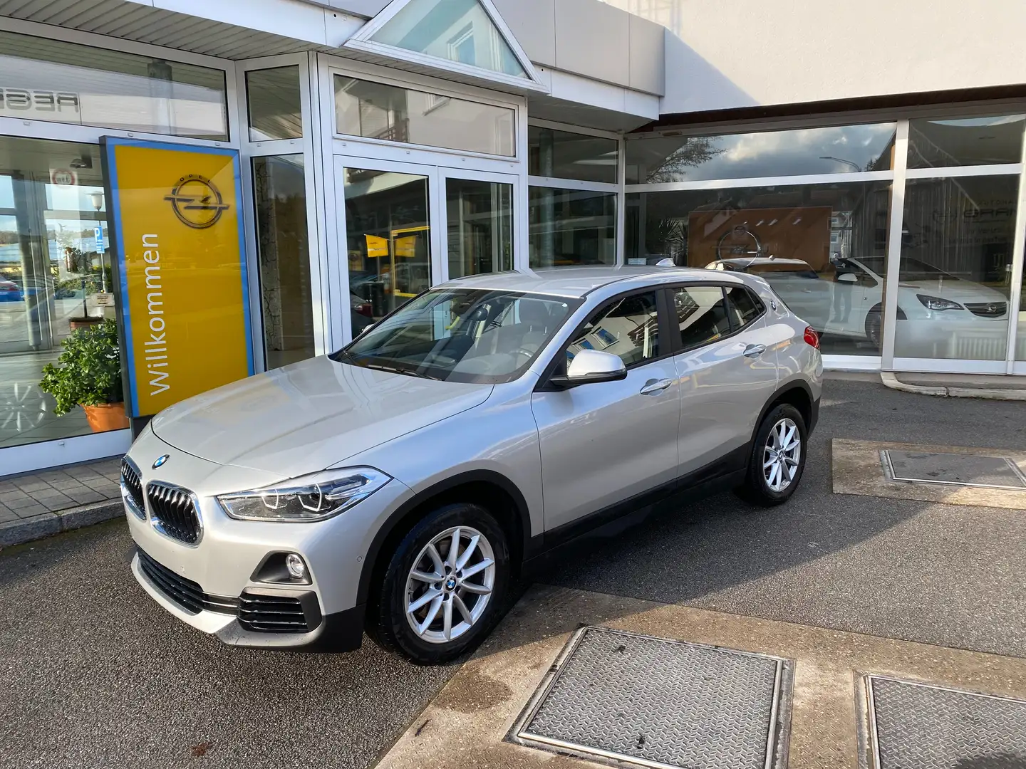 BMW X2 xDrive 20 i Advantage Silber - 1