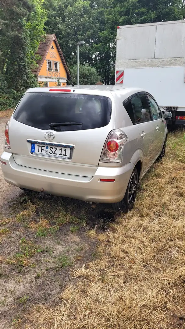 Toyota Corolla Verso 2.2 D-CAT Executive Silber - 1