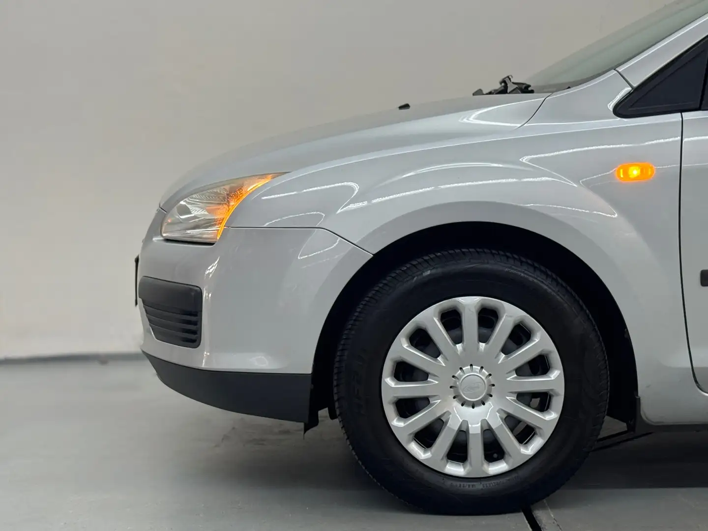 Ford Focus 1.4-16V Ambiente 5D Airco Elek.Ramen Gris - 2