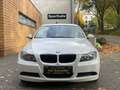BMW 320 i LIM./1.HAND/AUTOMATIK/KLIMAAUTO/PDC//GEPFL Weiß - thumbnail 2