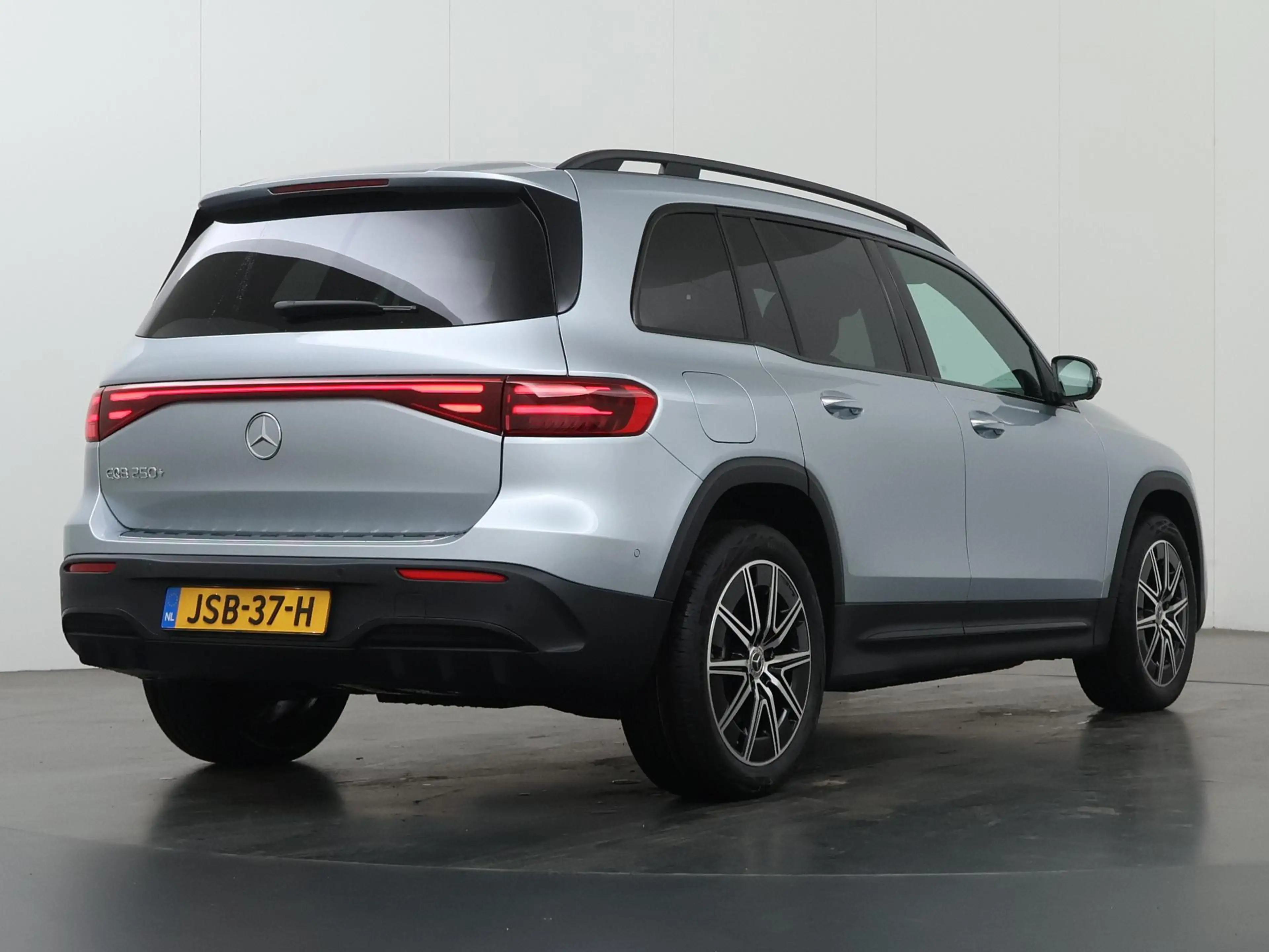 Mercedes-Benz EQB 250 250+ Business Solution AMG 71 kWh | Panoramaschuif — photo 2