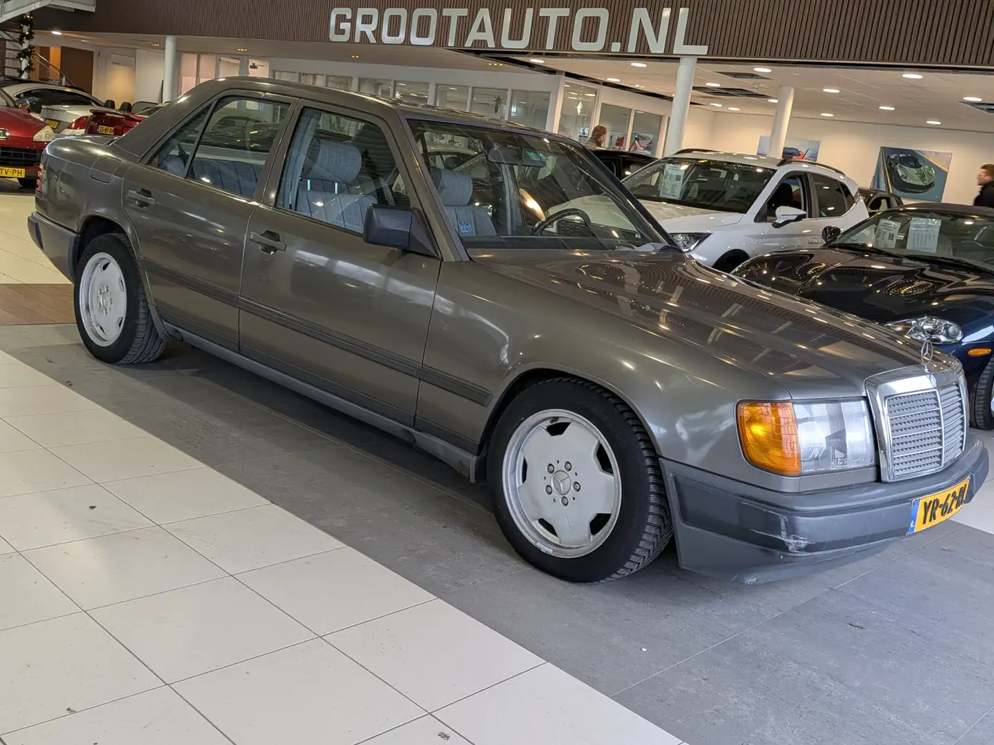 Mercedes-Benz 500 200-500 (W124) 230 E Automaat NAP, Airco, Schuif-/ Grijs - 1
