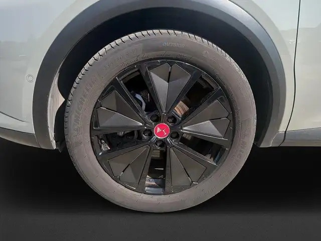 DS Automobiles DS 7 view 8