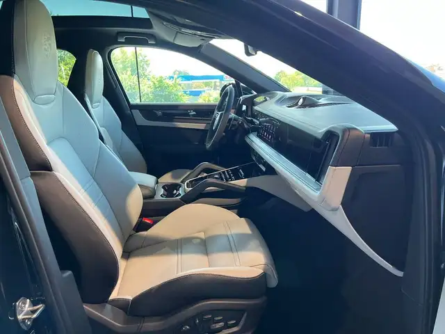 Porsche Cayenne view 11