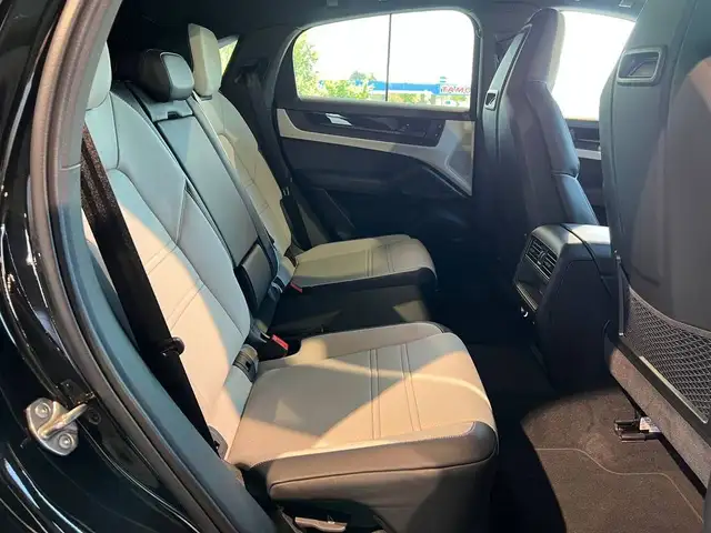 Porsche Cayenne view 15