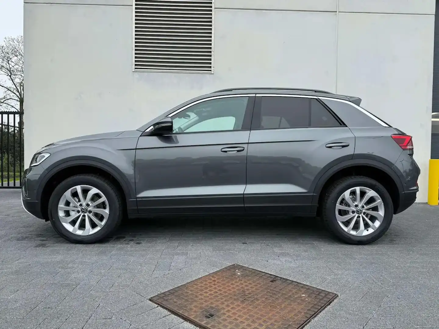 Volkswagen T-Roc EDITION 1.5TSI 150PK DSG - NIEUW - Grijs - 2
