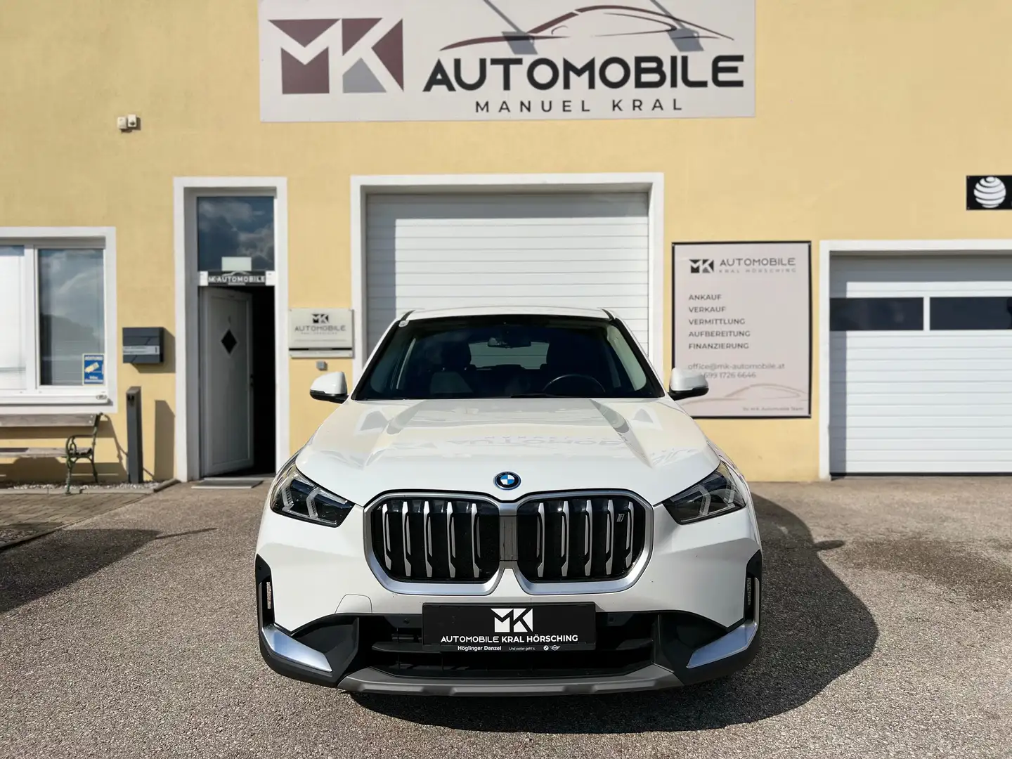 BMW iX1 30 xDrive 64,7kWh*RFK*HIFI*AMBIENTE*SITZHEIZUNG*VOLLEDER* Weiß - 2