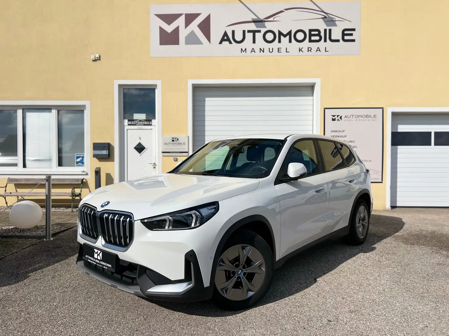 BMW iX1 30 xDrive 64,7kWh*RFK*HIFI*AMBIENTE*SITZHEIZUNG*VOLLEDER* Weiß - 1
