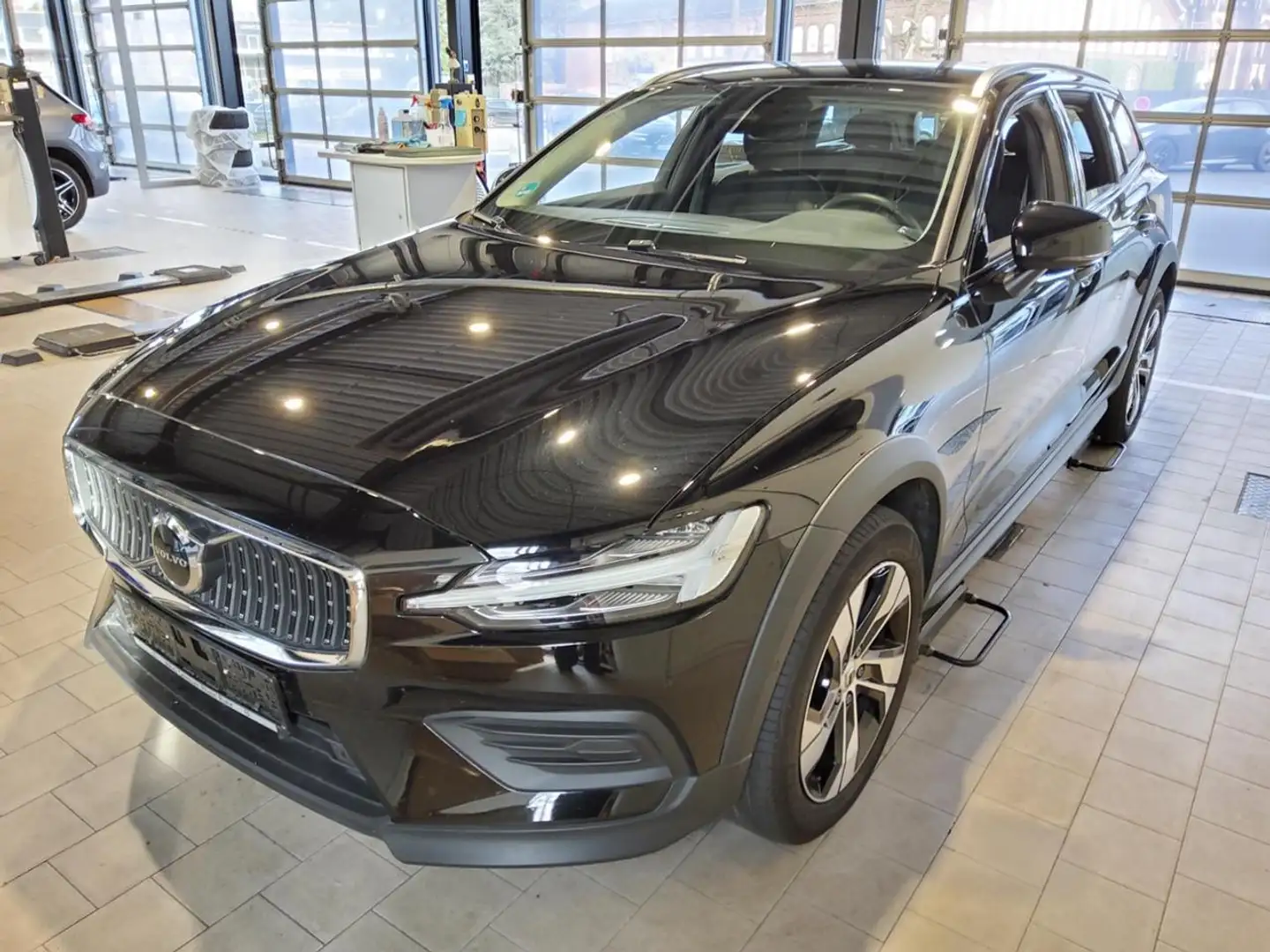 Volvo V60 Cross Country B4 AWD Plus+AHK+WINTERPAK+ Schwarz - 2