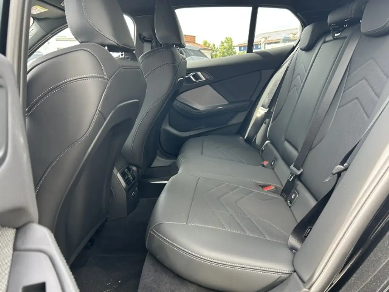 BMW 120 d M-Sport — photo 17