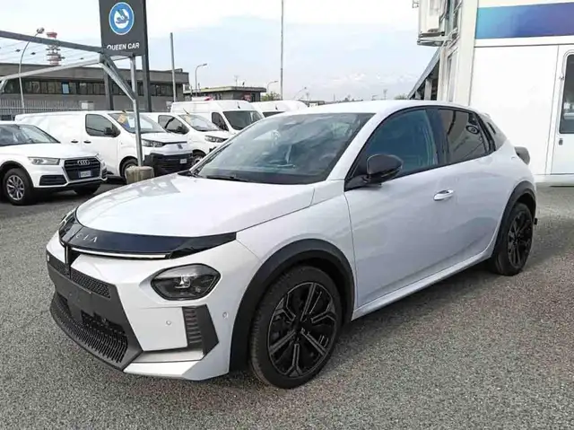 Lancia Ypsilon Hybrid e-DCT HF Line