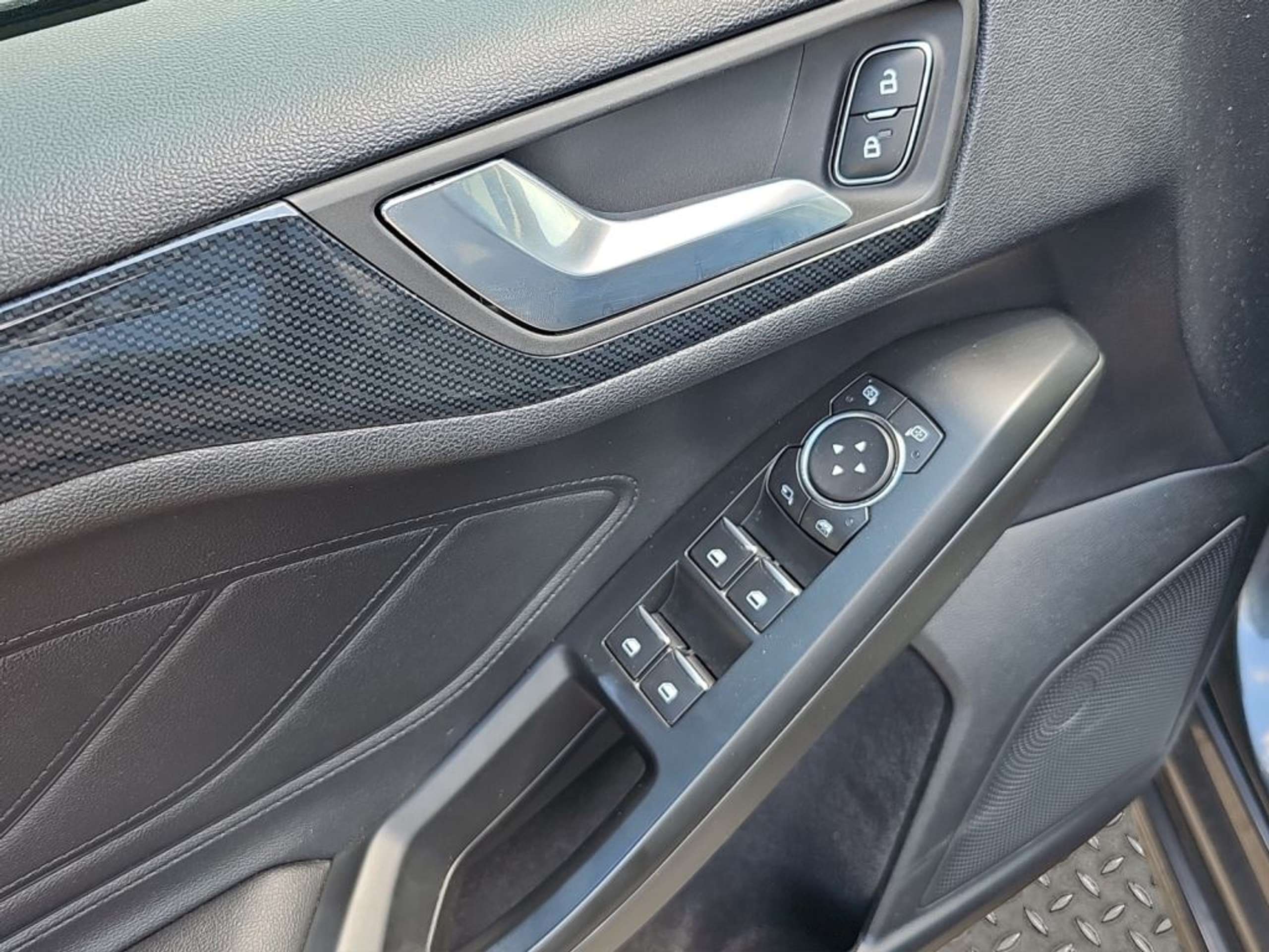 Fahrzeugabbildung Ford Focus 2.3  ST  *PERF.-P*iACC*RFK*LED*19-LM* - mit KI generiert/bearbeitet