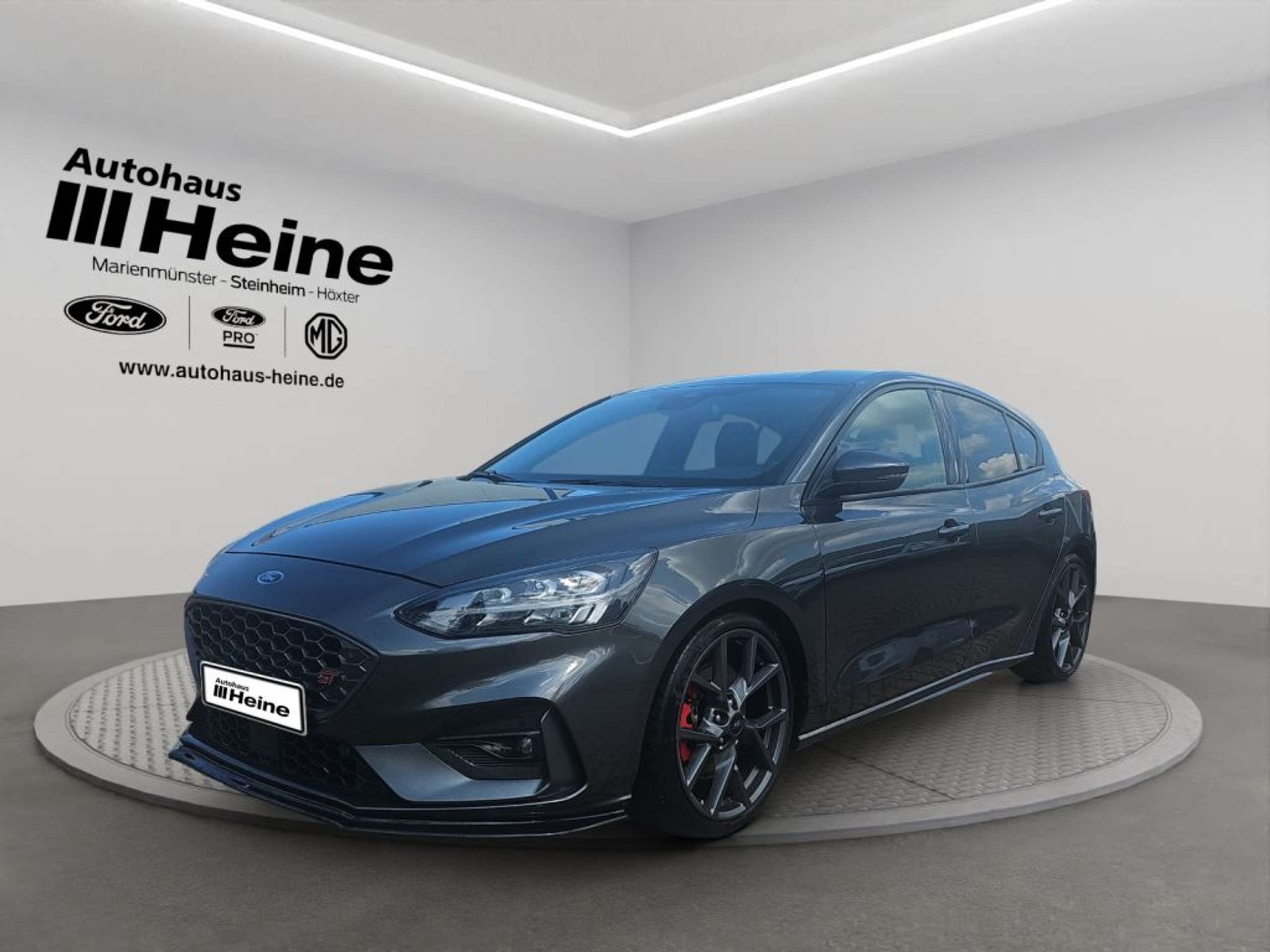 Fahrzeugabbildung Ford Focus 2.3  ST  *PERF.-P*iACC*RFK*LED*19-LM* - mit KI generiert/bearbeitet