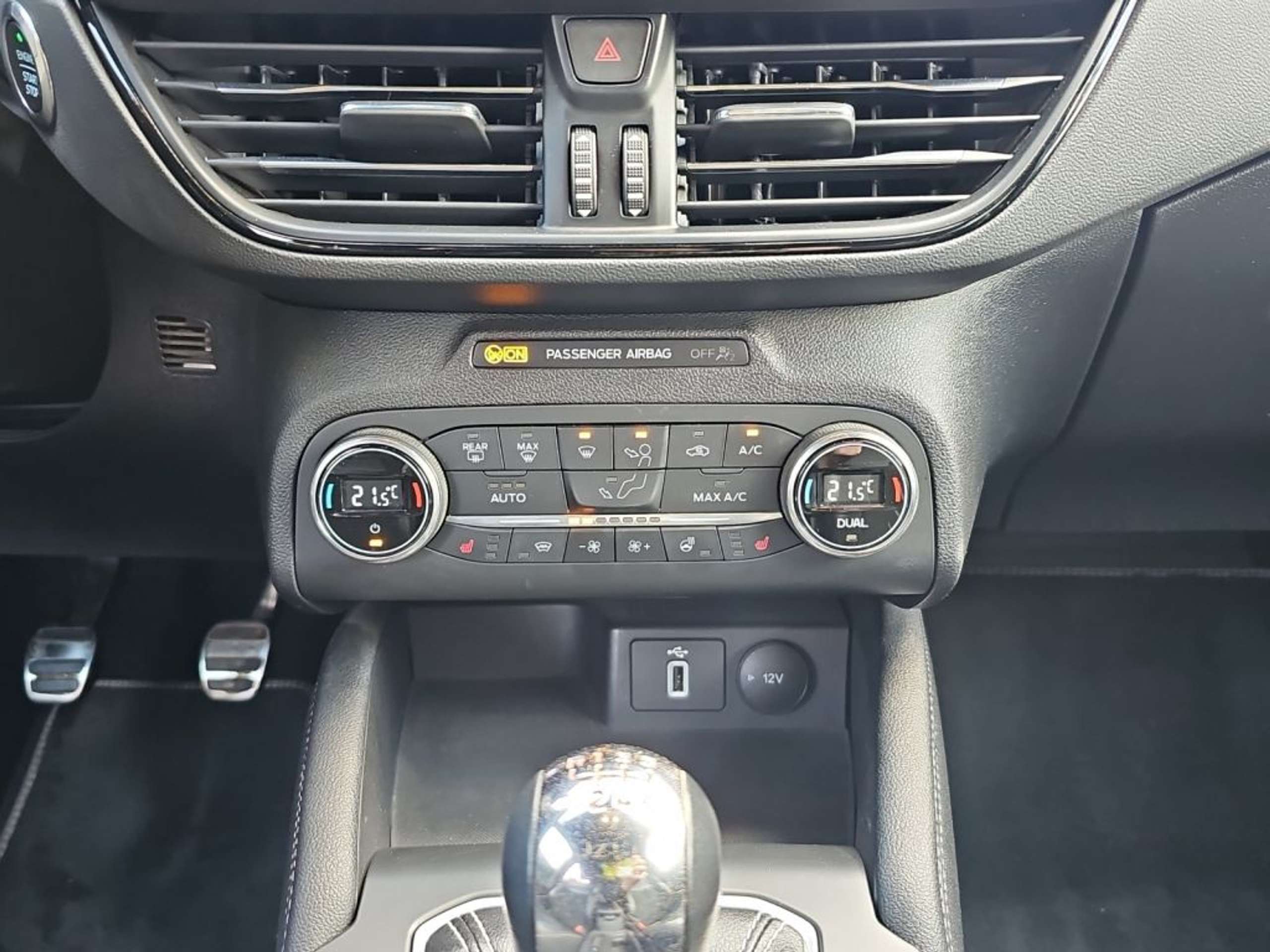 Fahrzeugabbildung Ford Focus 2.3  ST  *PERF.-P*iACC*RFK*LED*19-LM* - mit KI generiert/bearbeitet