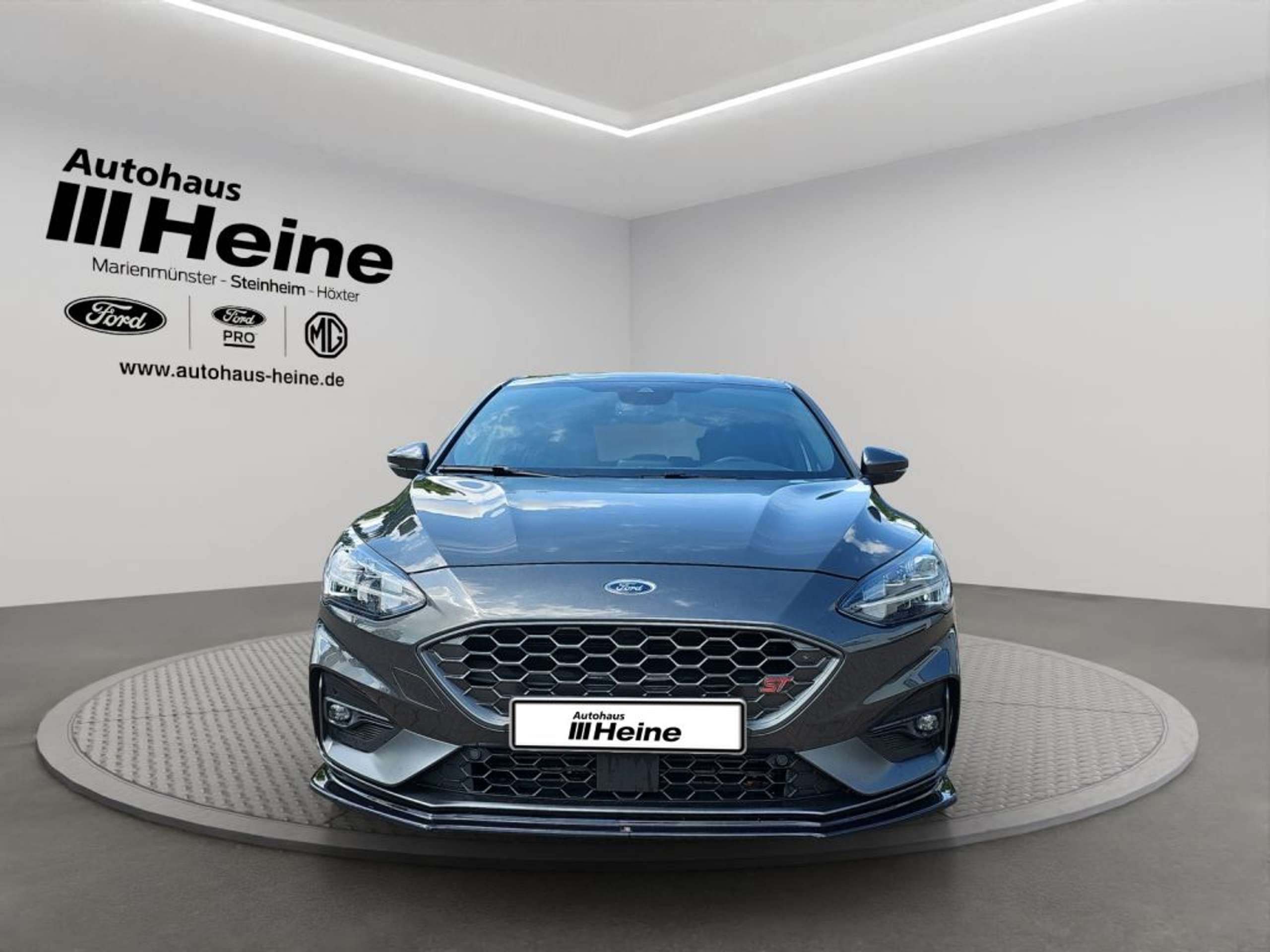 Fahrzeugabbildung Ford Focus 2.3  ST  *PERF.-P*iACC*RFK*LED*19-LM* - mit KI generiert/bearbeitet