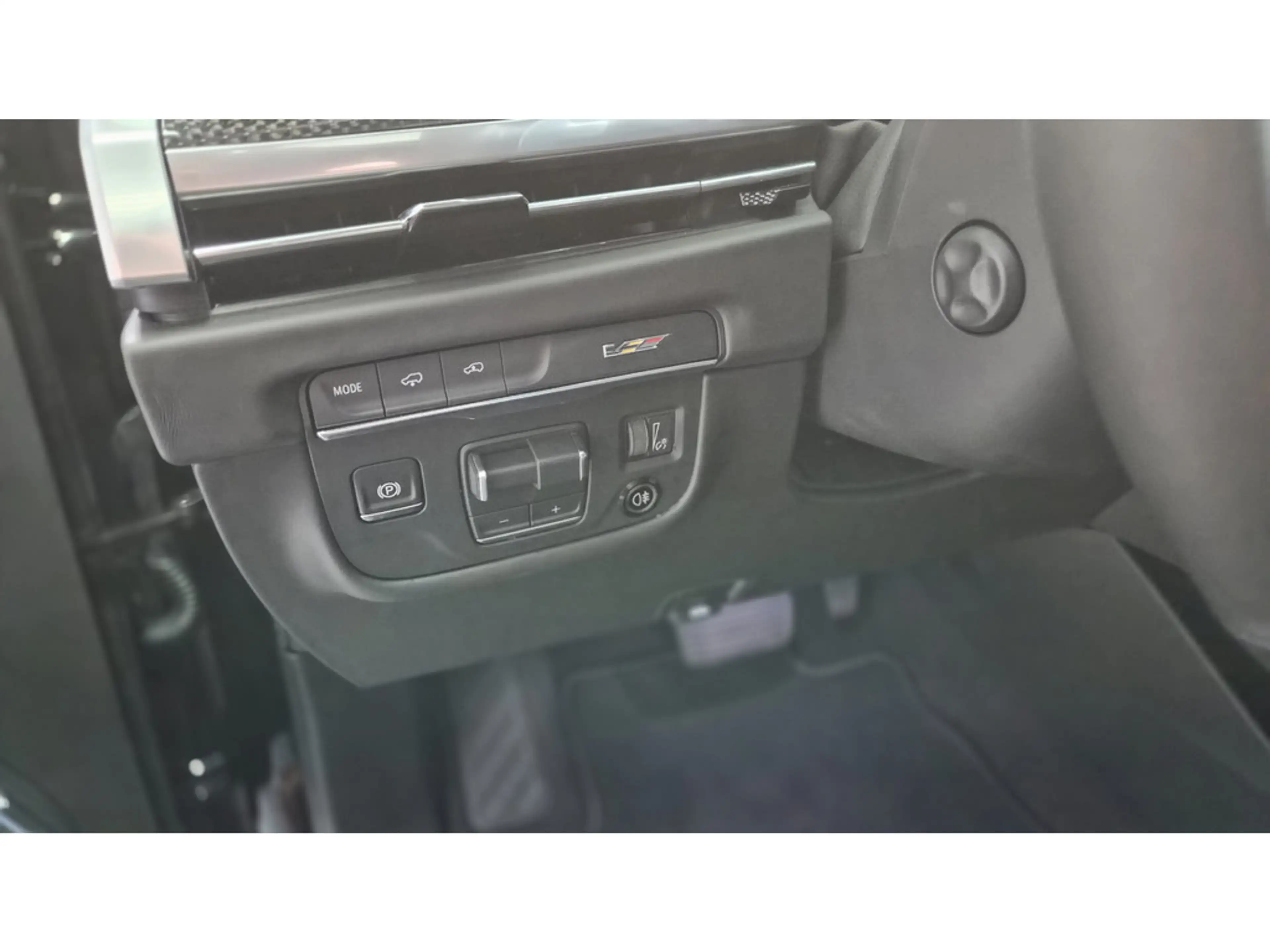 Cadillac Escalade V-Series MY2026 692 PS Leder weiß/schwarz — photo 29